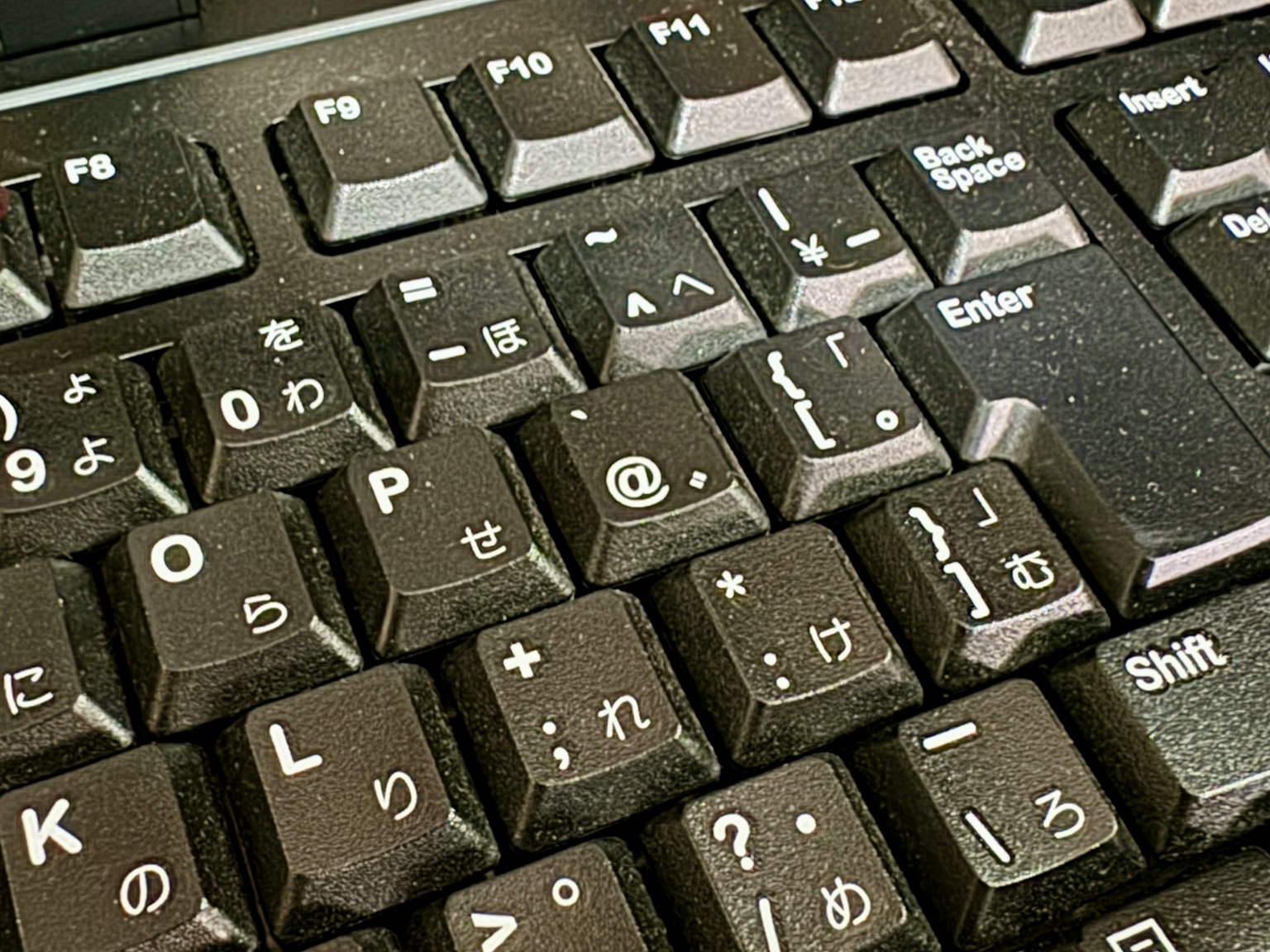 Nahaufnahme einer schwarzen Tastatur mit japanischen Zeichen
