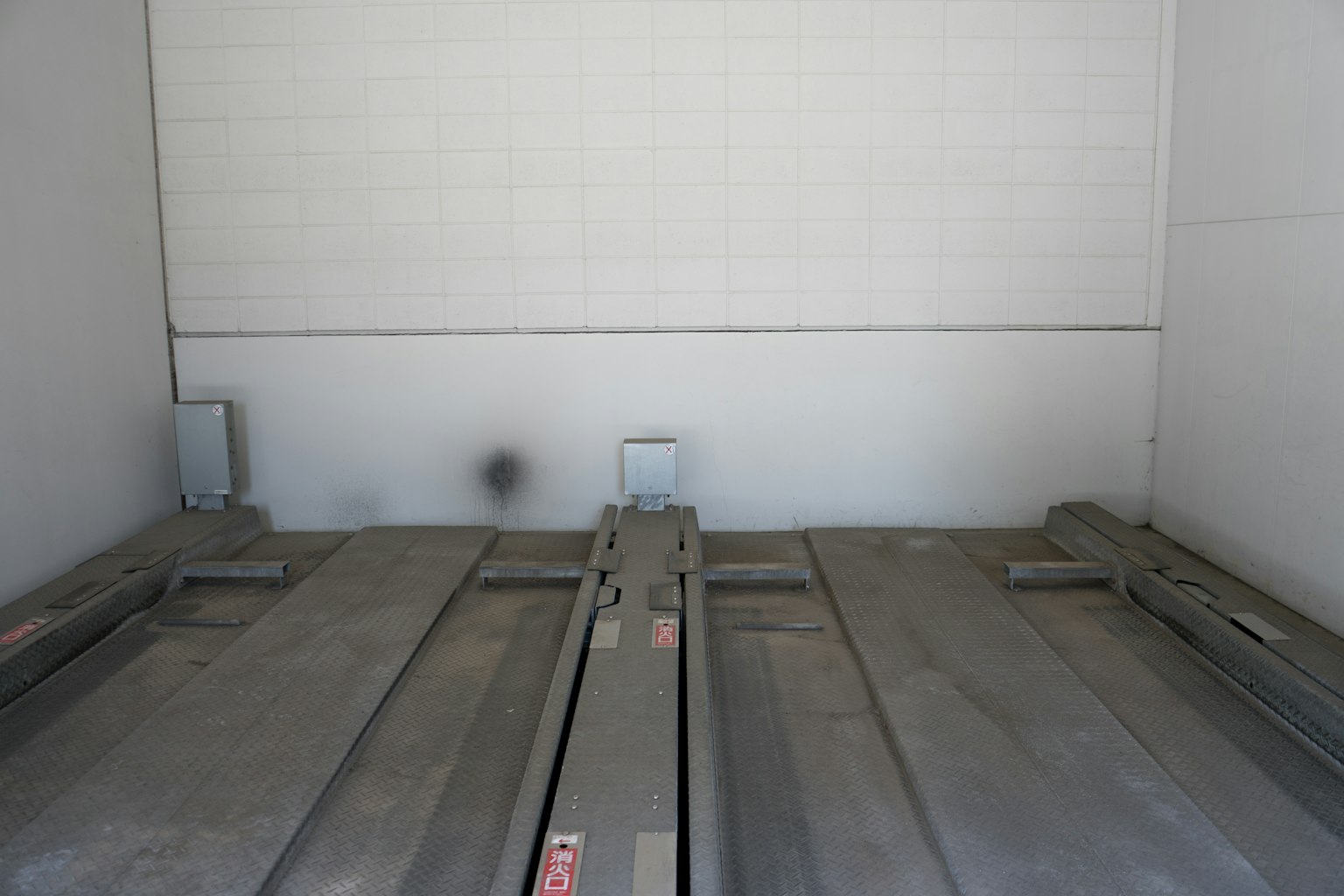 Innenraum eines Trailers mit leerer Wand und Metallboden
