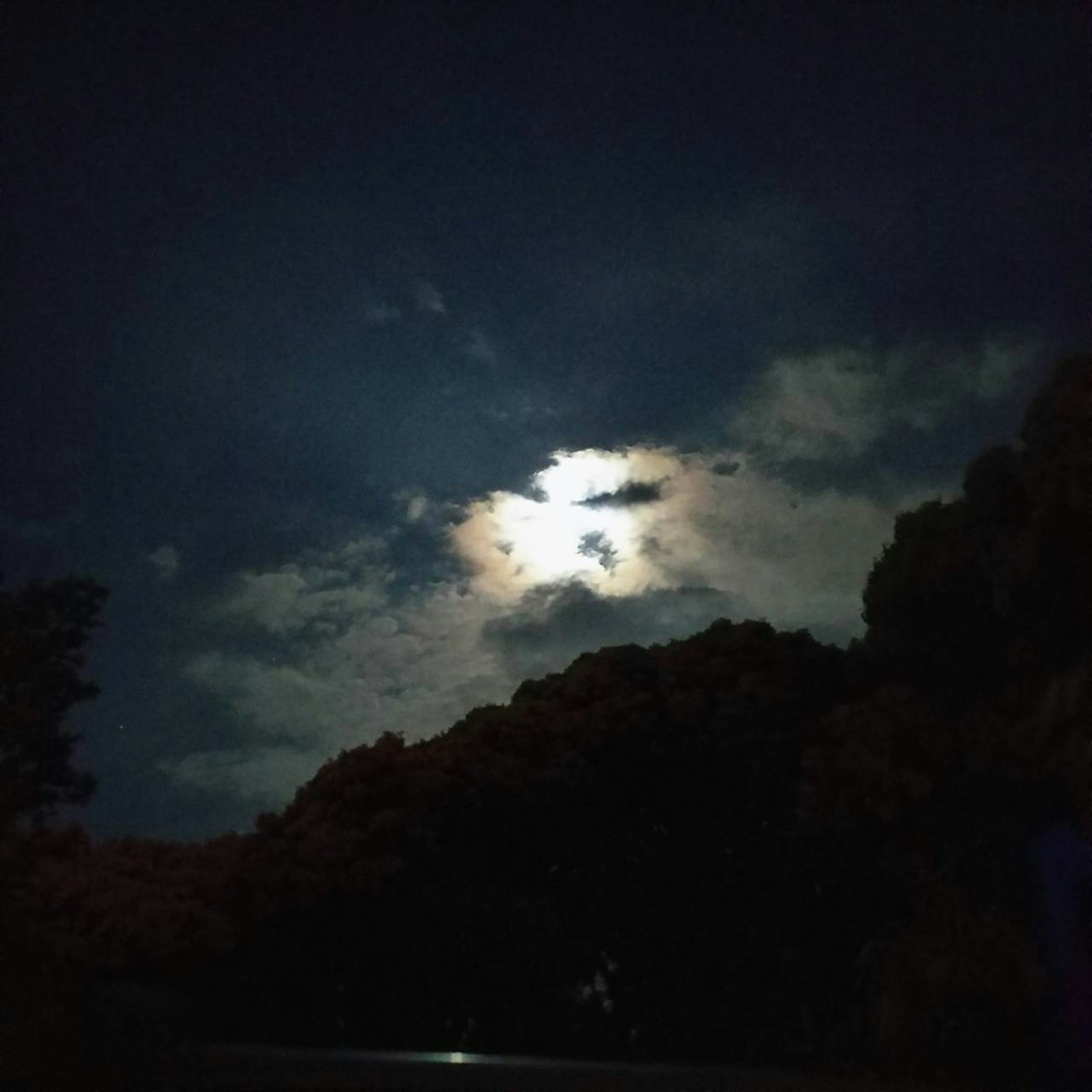 夜空中月光照亮雲朵