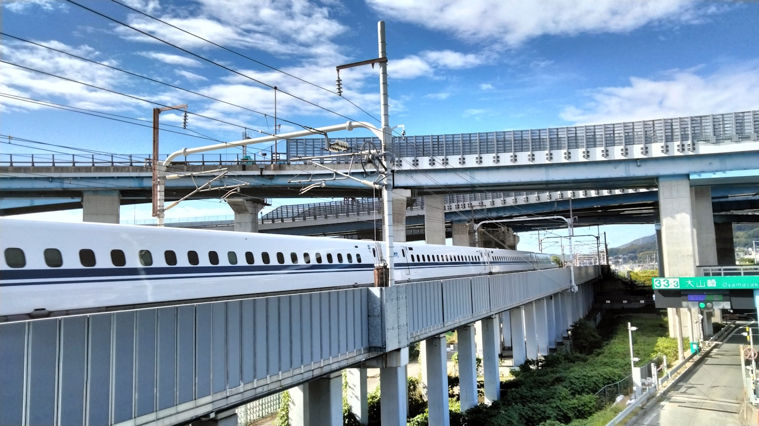 Tàu Shinkansen đi qua dưới đường cao tốc nâng cao