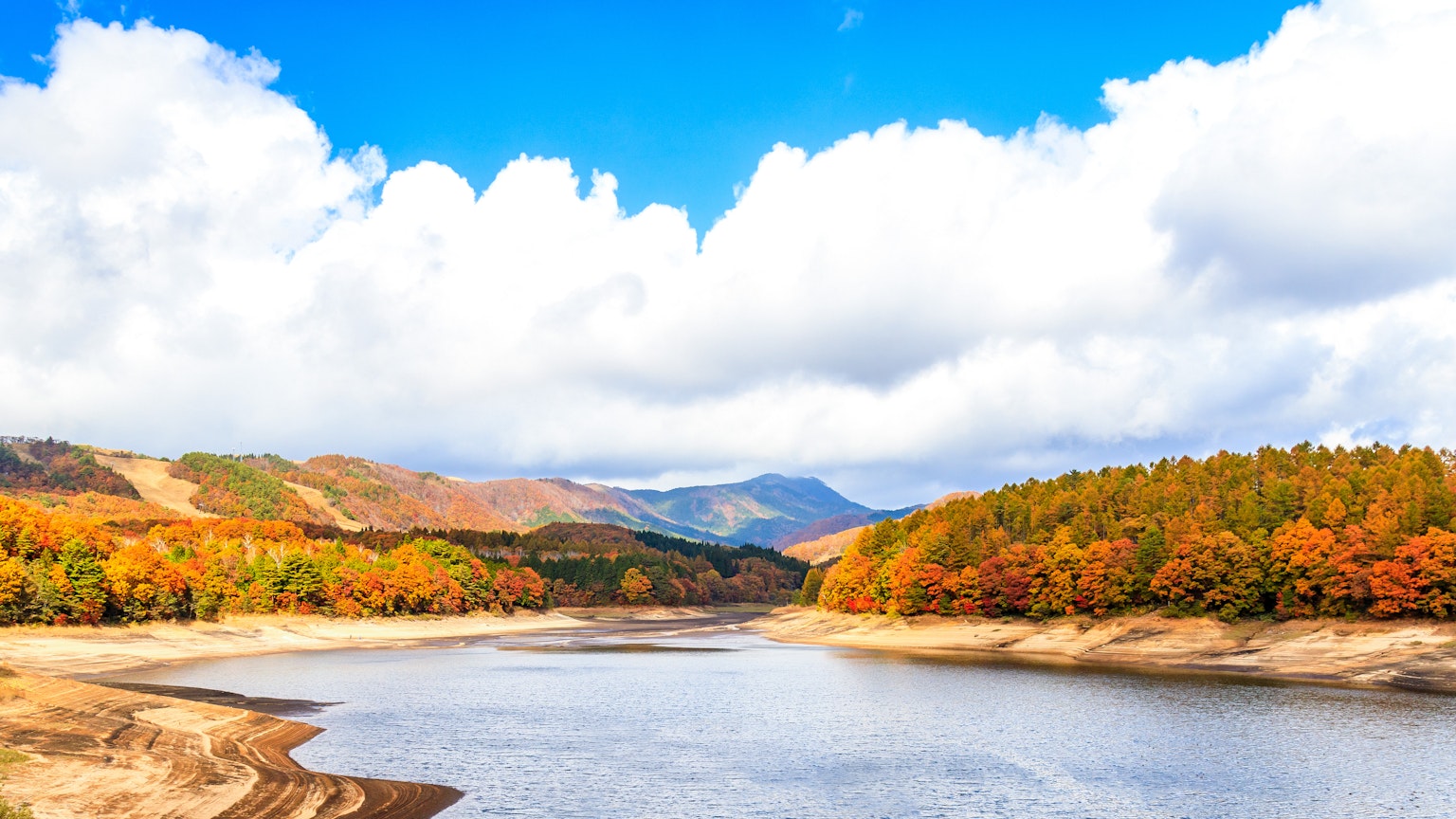 秋の色彩に包まれた美しい湖と山々の風景
