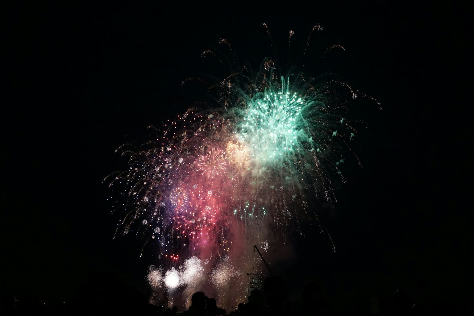 Bunte Feuerwerkshow, die am Nachthimmel explodiert