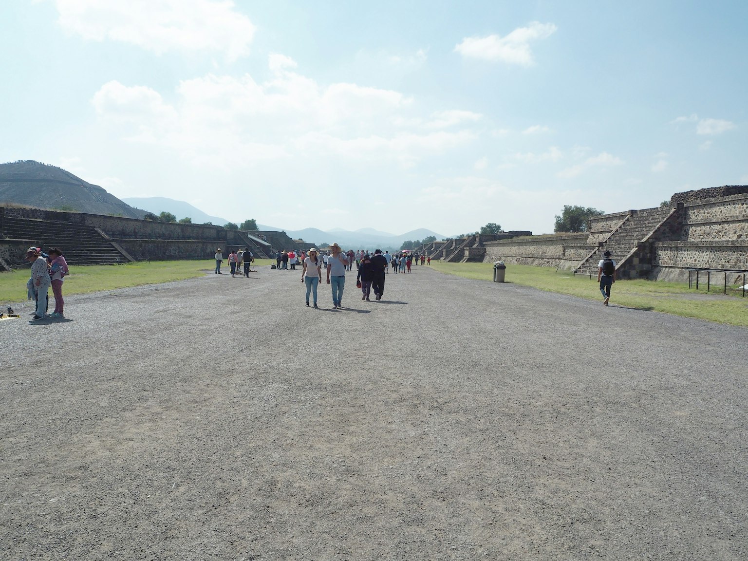 Khách du lịch đi bộ trên đại lộ chính của Teotihuacan