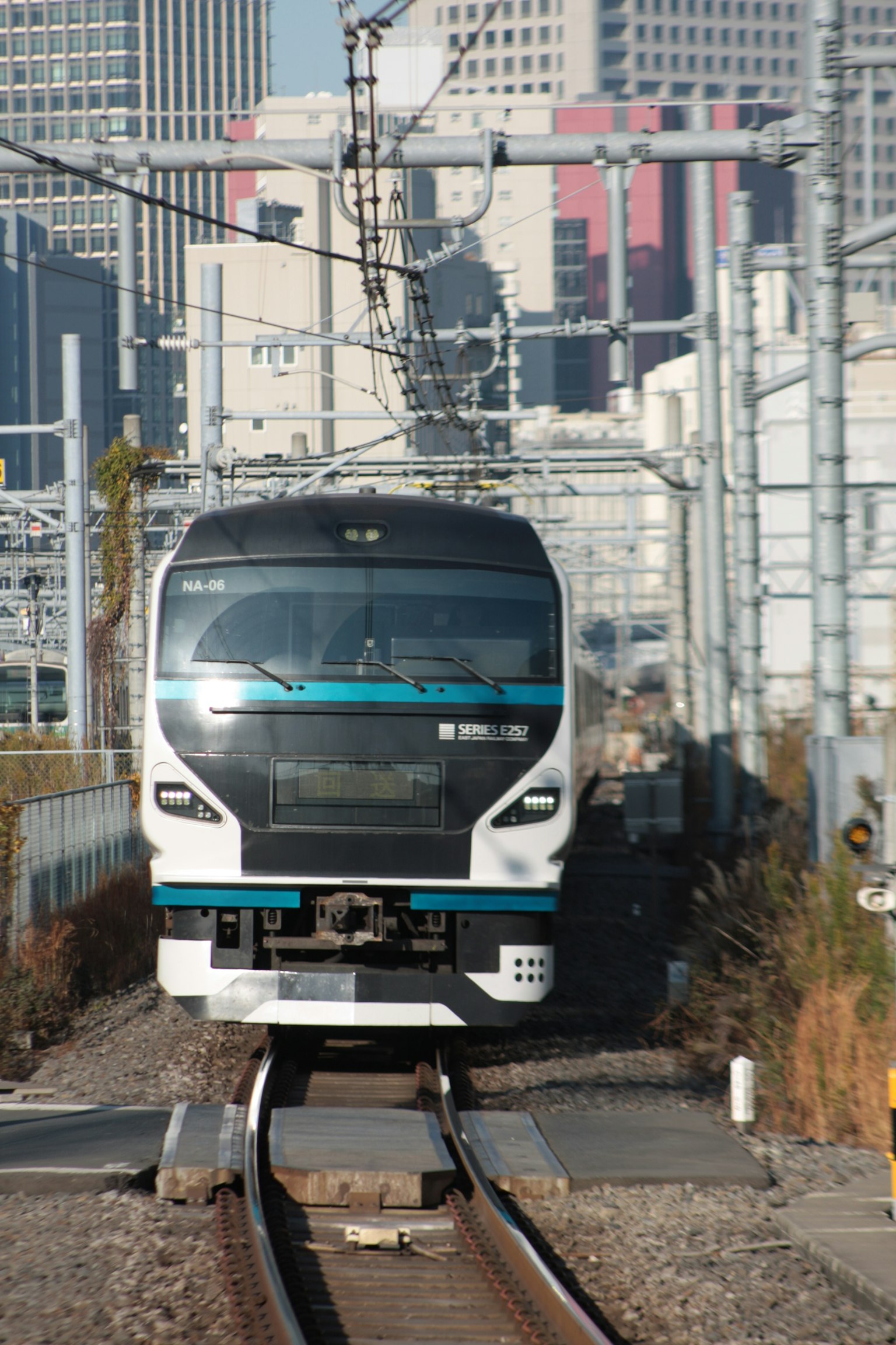 現代列車與城市背景