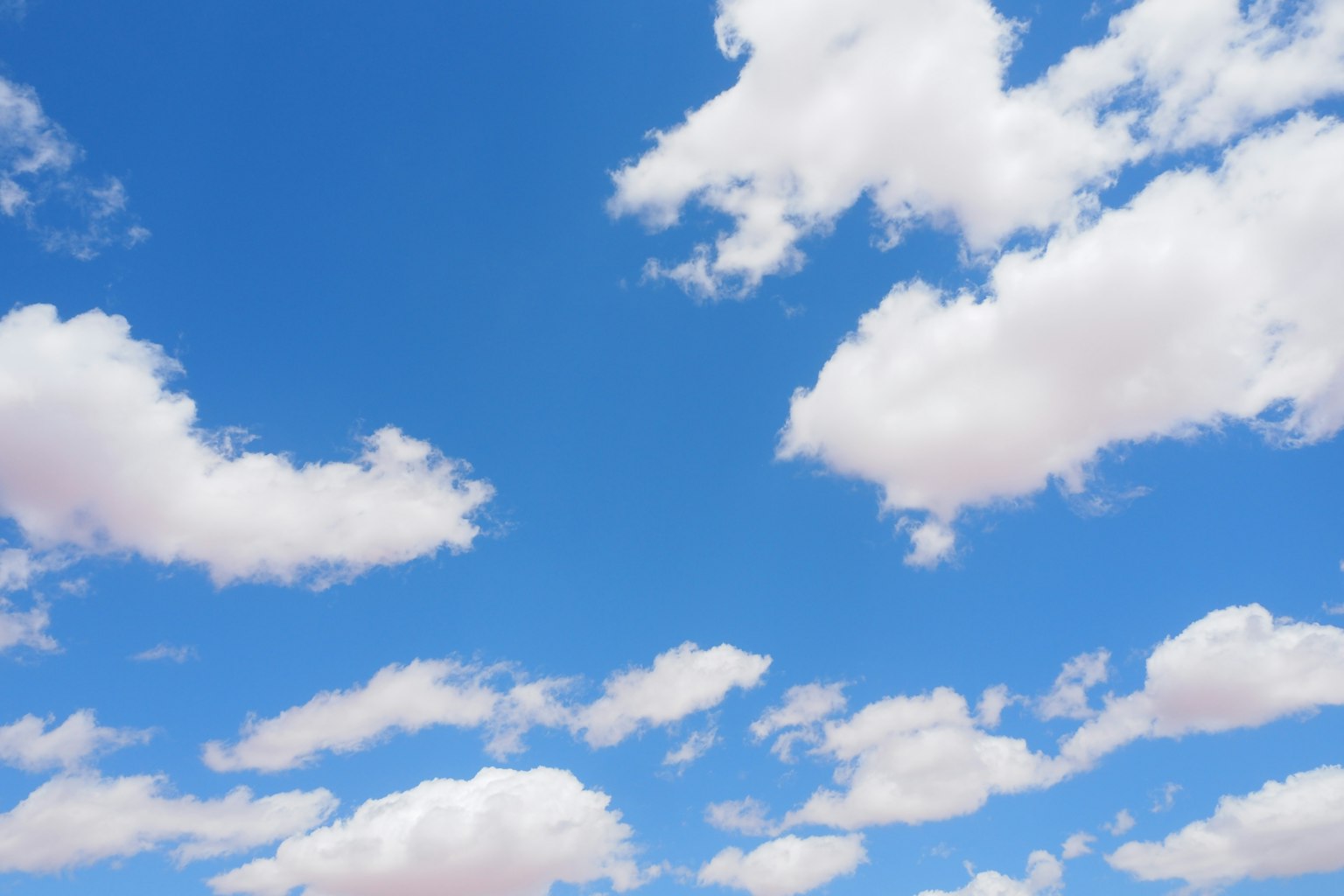 Un cielo blu chiaro con nuvole bianche e soffici
