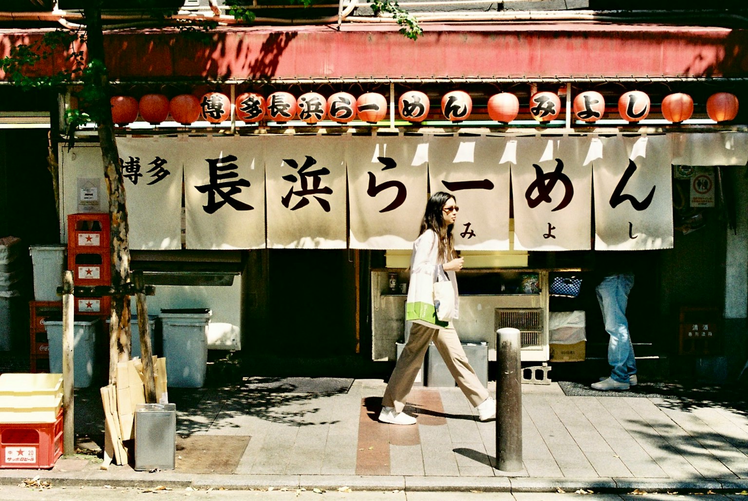 Ein Nagahama-Ramen-Laden mit roten Laternen, die draußen hängen