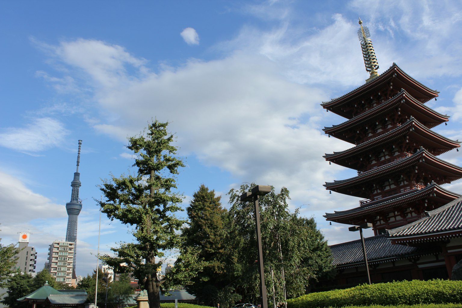 Paesaggio con la Tokyo Skytree e una pagoda a cinque piani