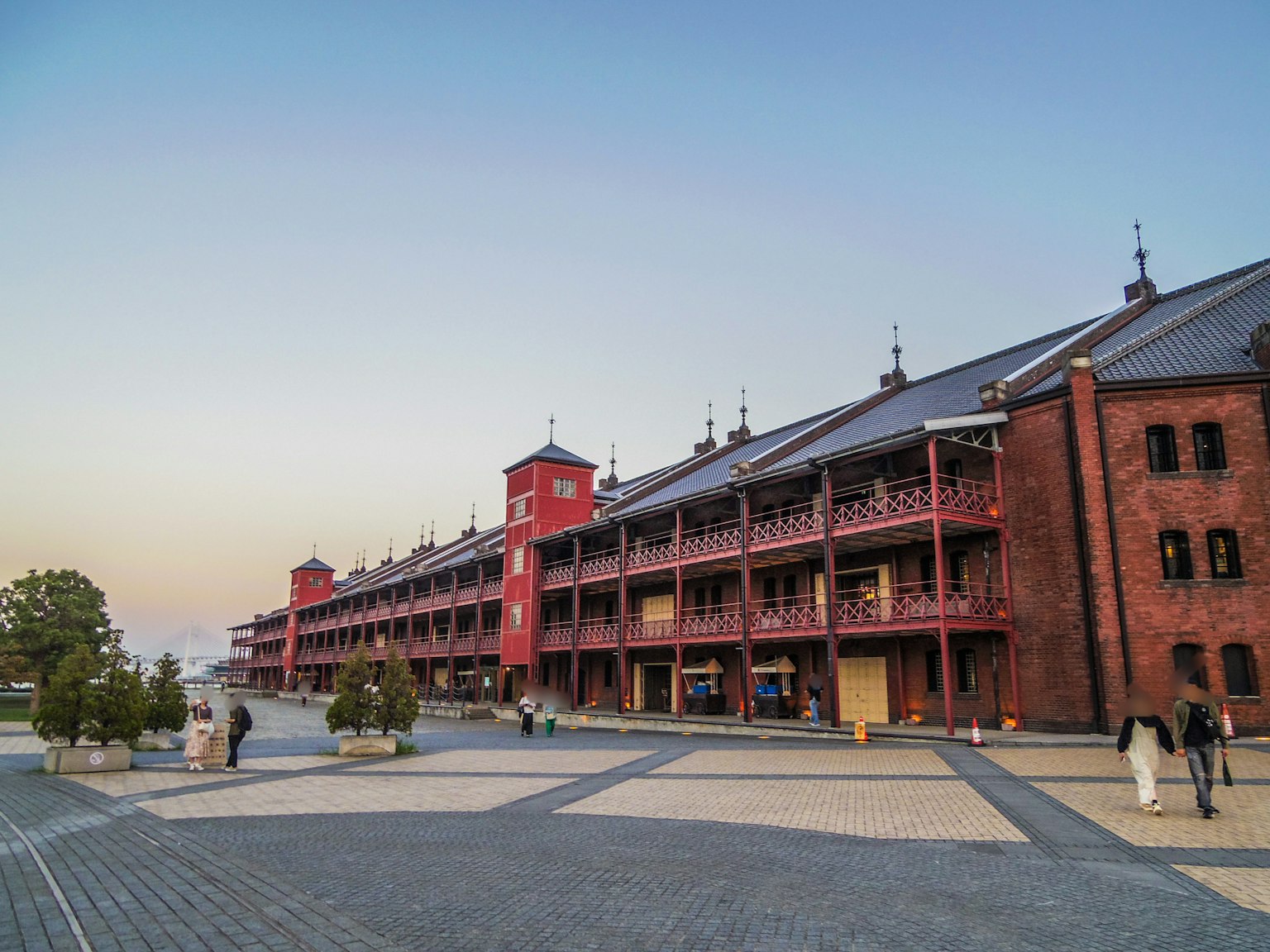 Exterior del Almacén de Ladrillo Rojo de Yokohama al atardecer
