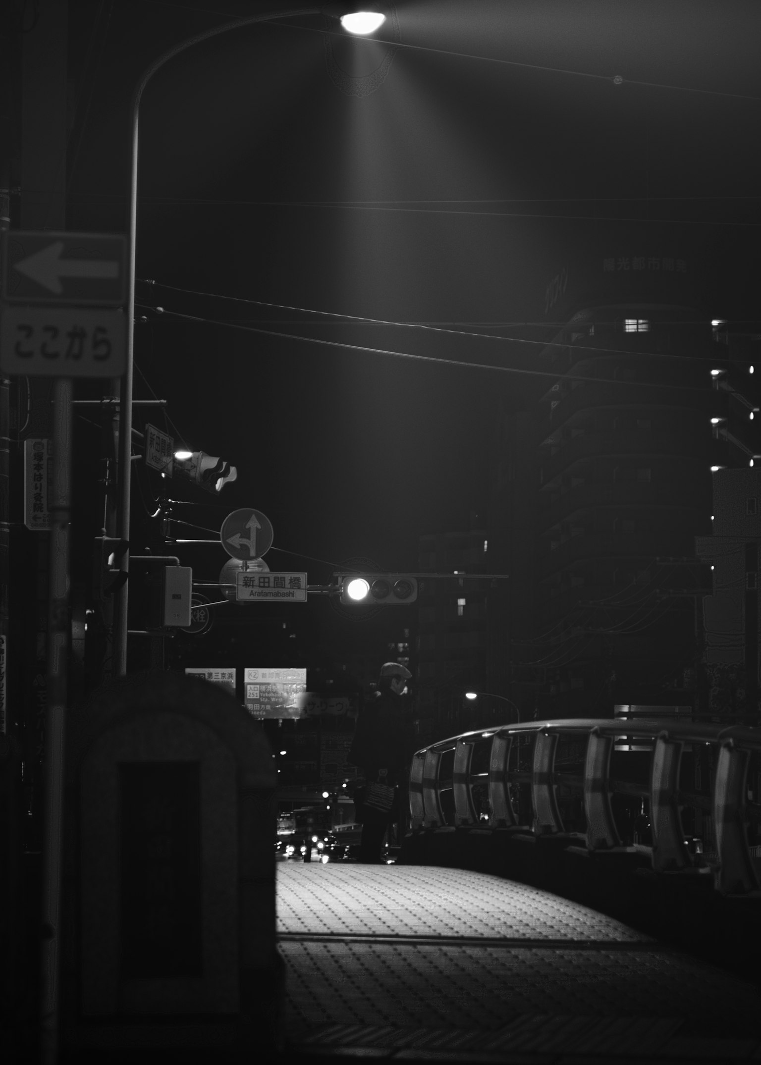 โคมไฟถนนที่สว่างบนสะพานมืดพร้อมสิ่งแวดล้อมที่มองเห็นได้