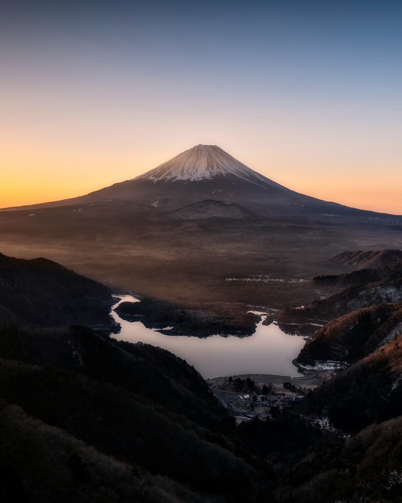 Monte Fuji che si erge maestosamente al tramonto