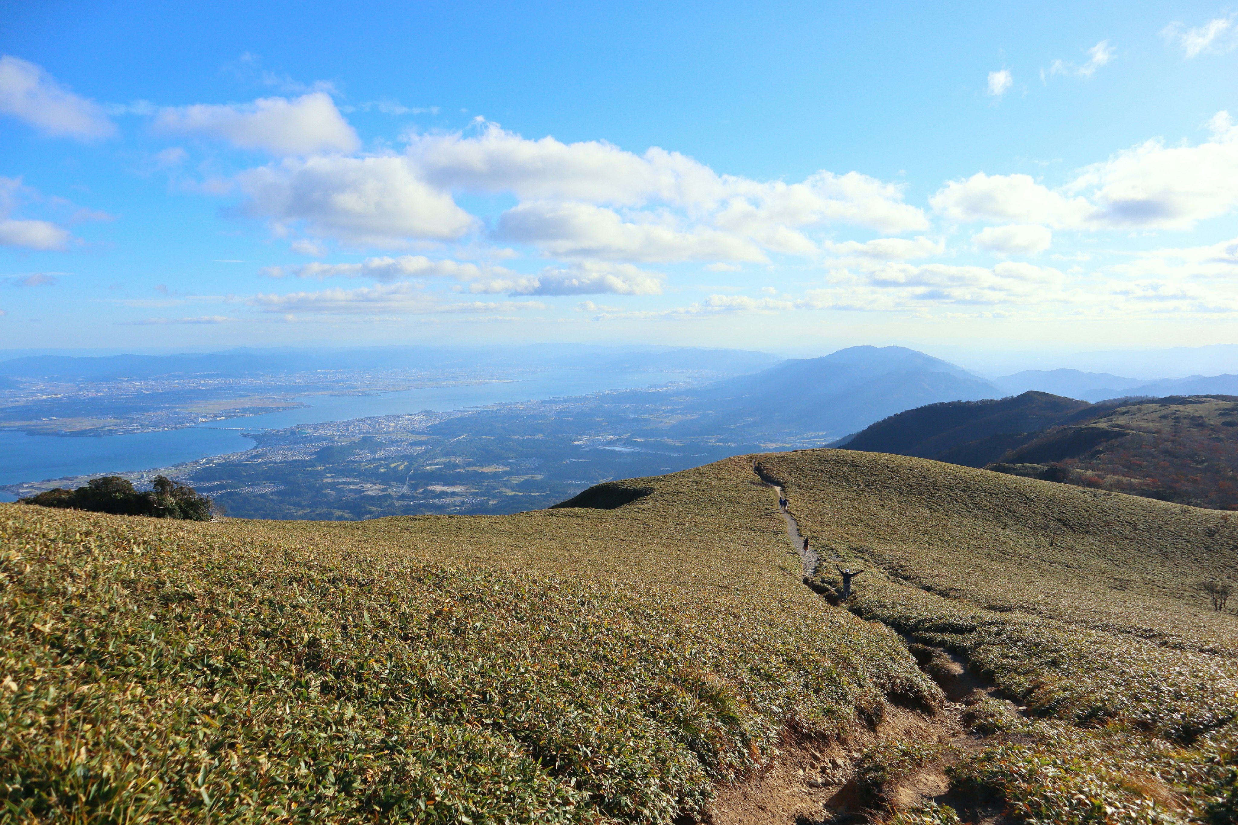 琵琶湖を望む稜線と山頂の眺望