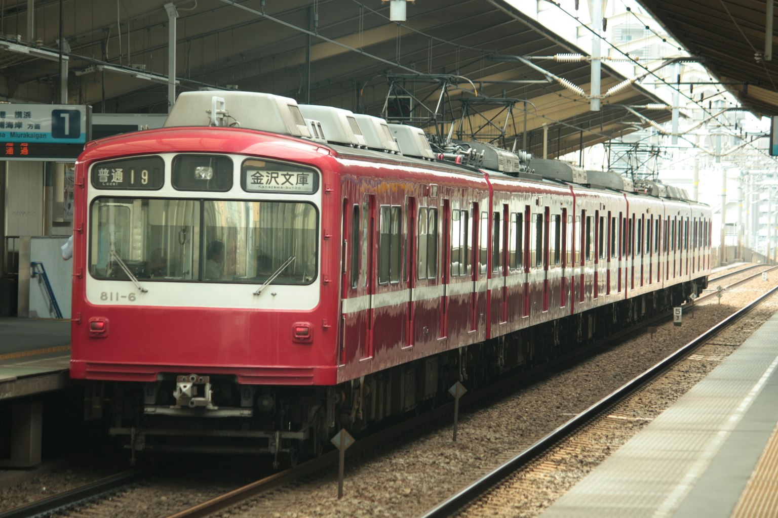 紅色火車停靠在車站月台