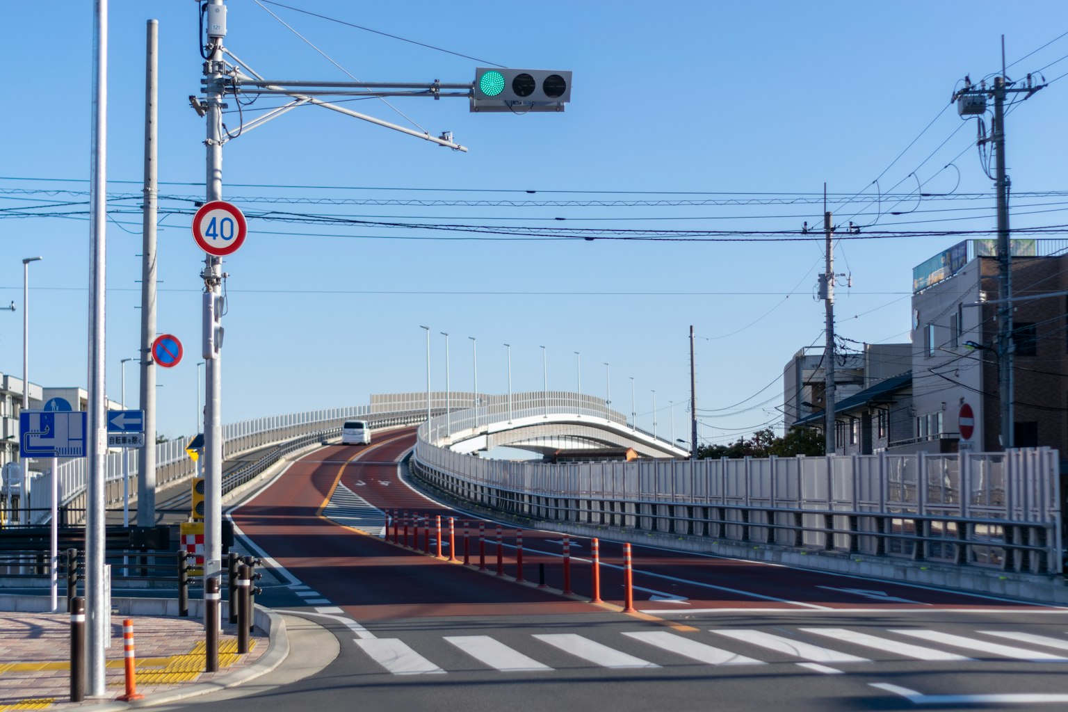 Paisaje urbano que presenta una nueva carretera y señales de tráfico