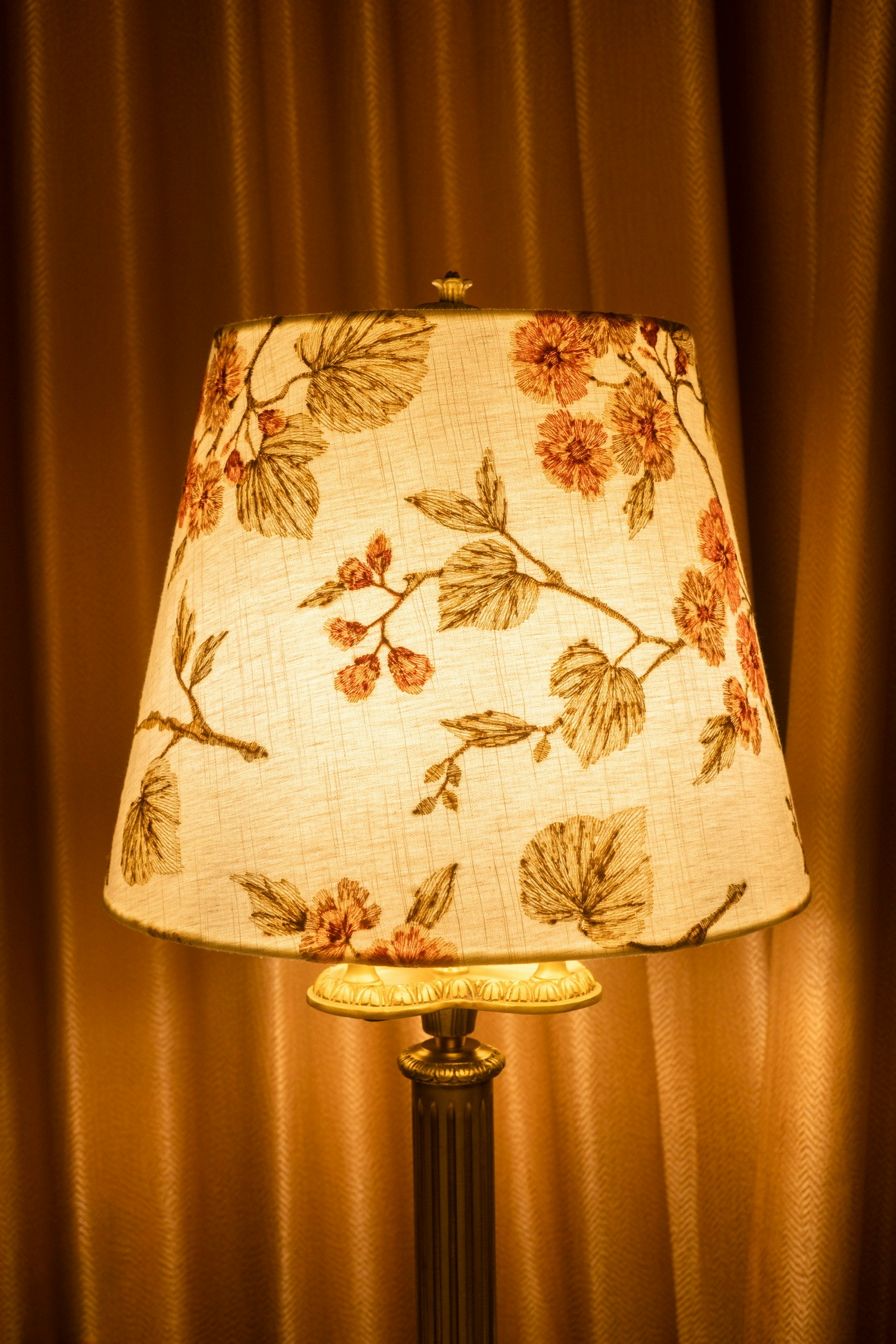 Lámpara de mesa con pantalla de flores y luz cálida