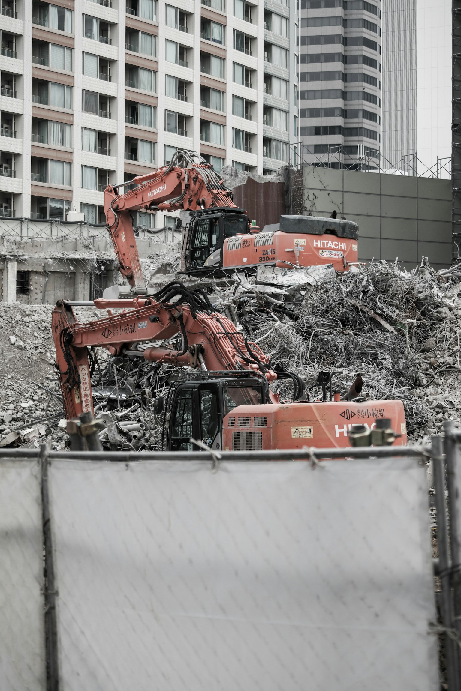 建筑工地上废墟堆上的施工机械