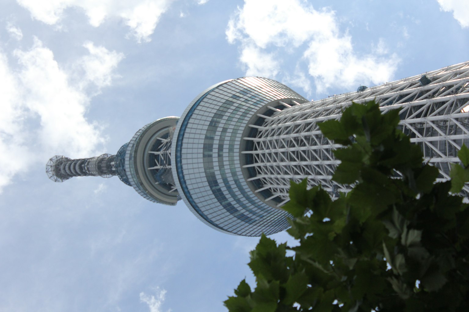 Vista ravvicinata della Tokyo Skytree con sfondo di cielo blu