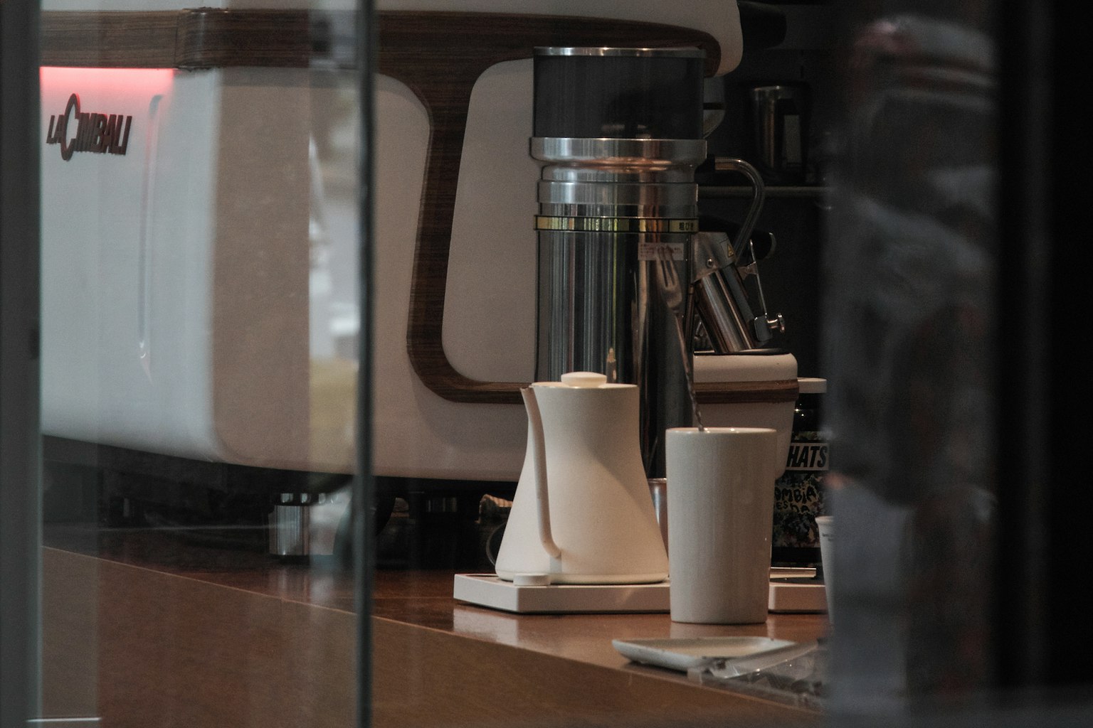 Macchina da caffè e teiera bianca all'interno di un caffè