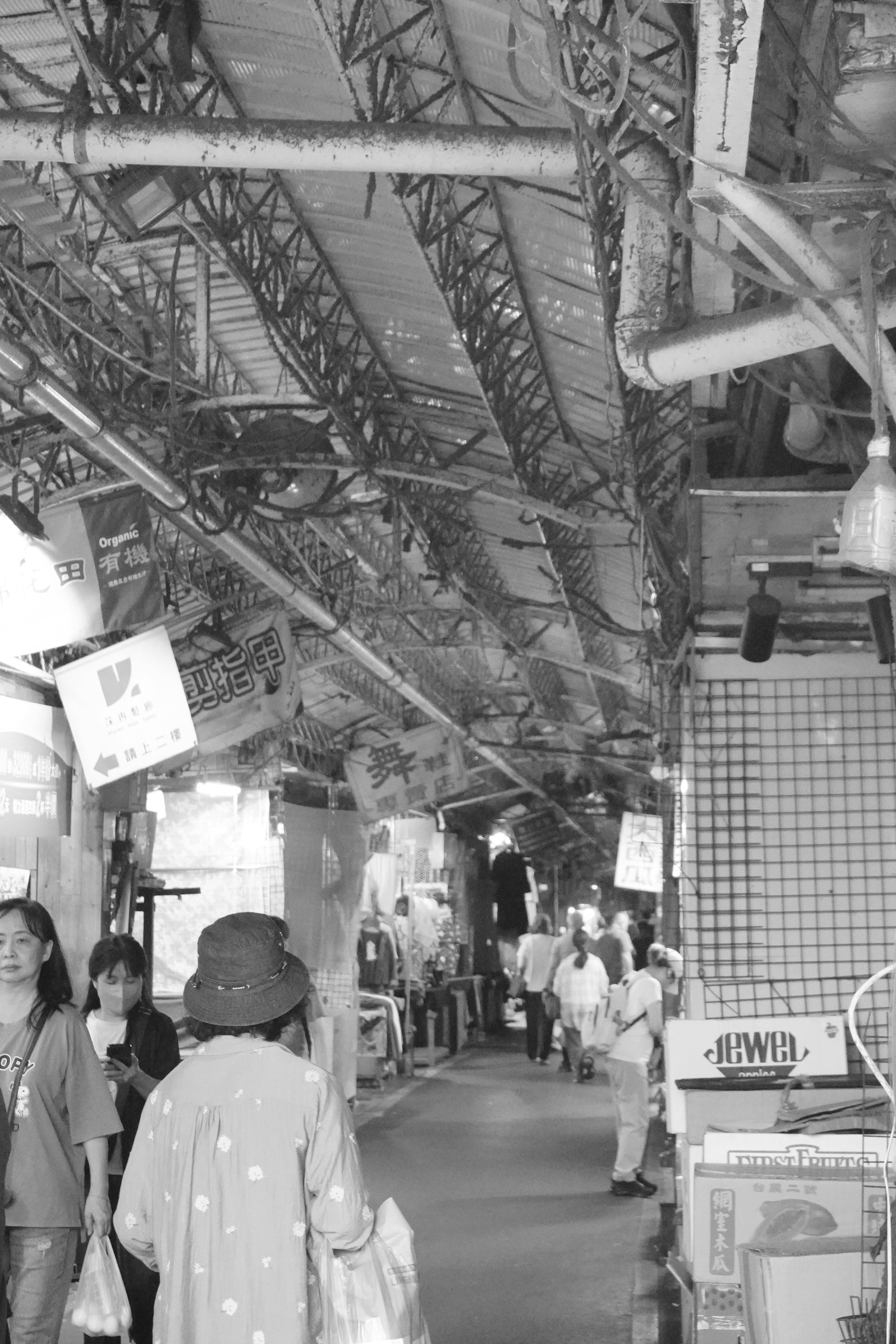 屋内の商店街で天井の鉄骨と人の行き交う通路