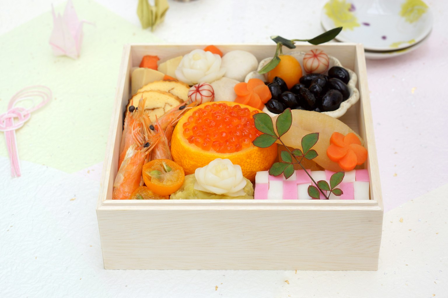 Cuisine japonaise traditionnelle colorée présentée dans une boîte en bois