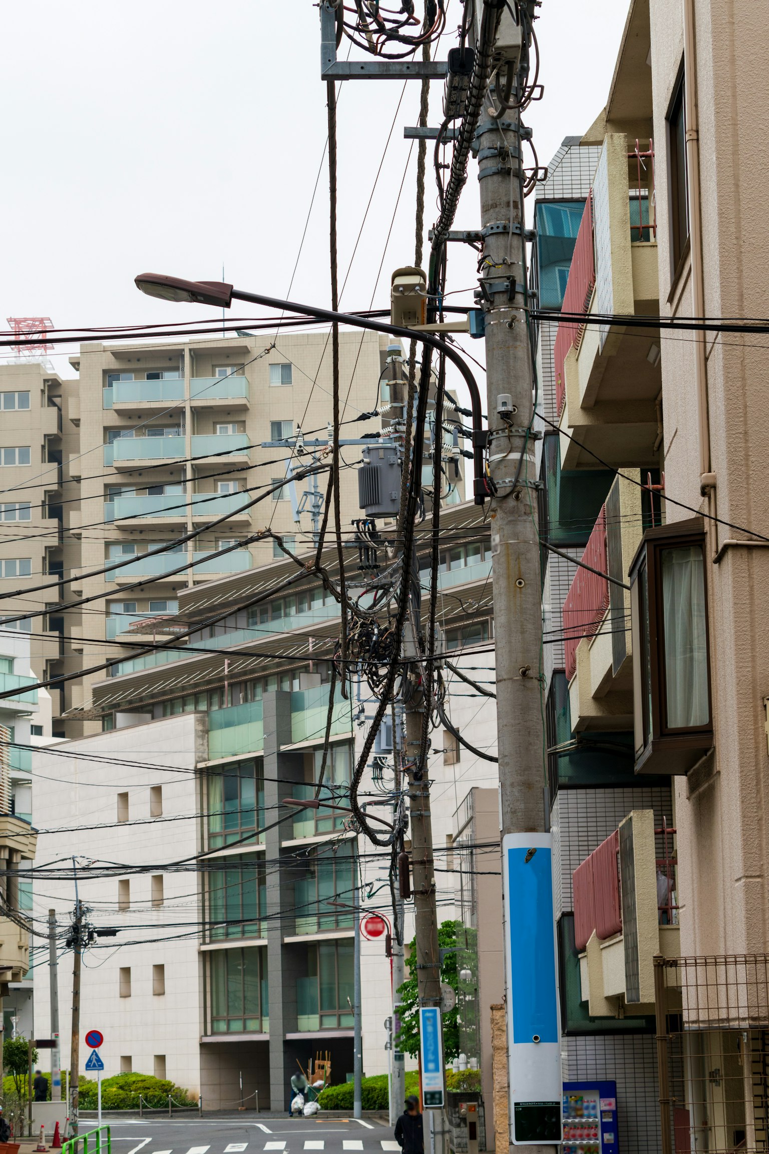 Pemandangan jalan perkotaan dengan kabel listrik yang kompleks dan bangunan modern
