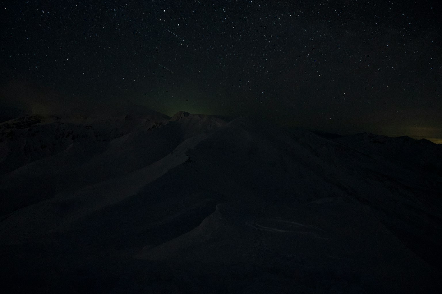 Ciel étoilé avec silhouette de montagne sombre