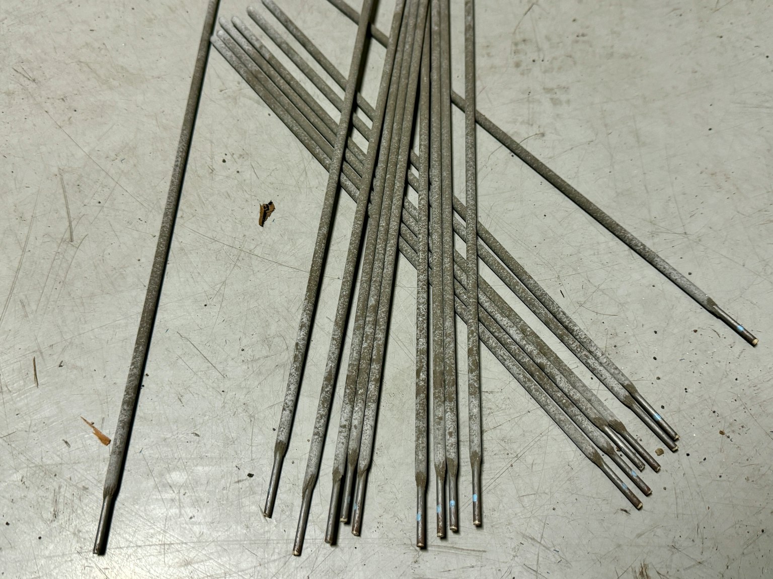 Una colección de finos varillas metálicas esparcidas sobre una superficie