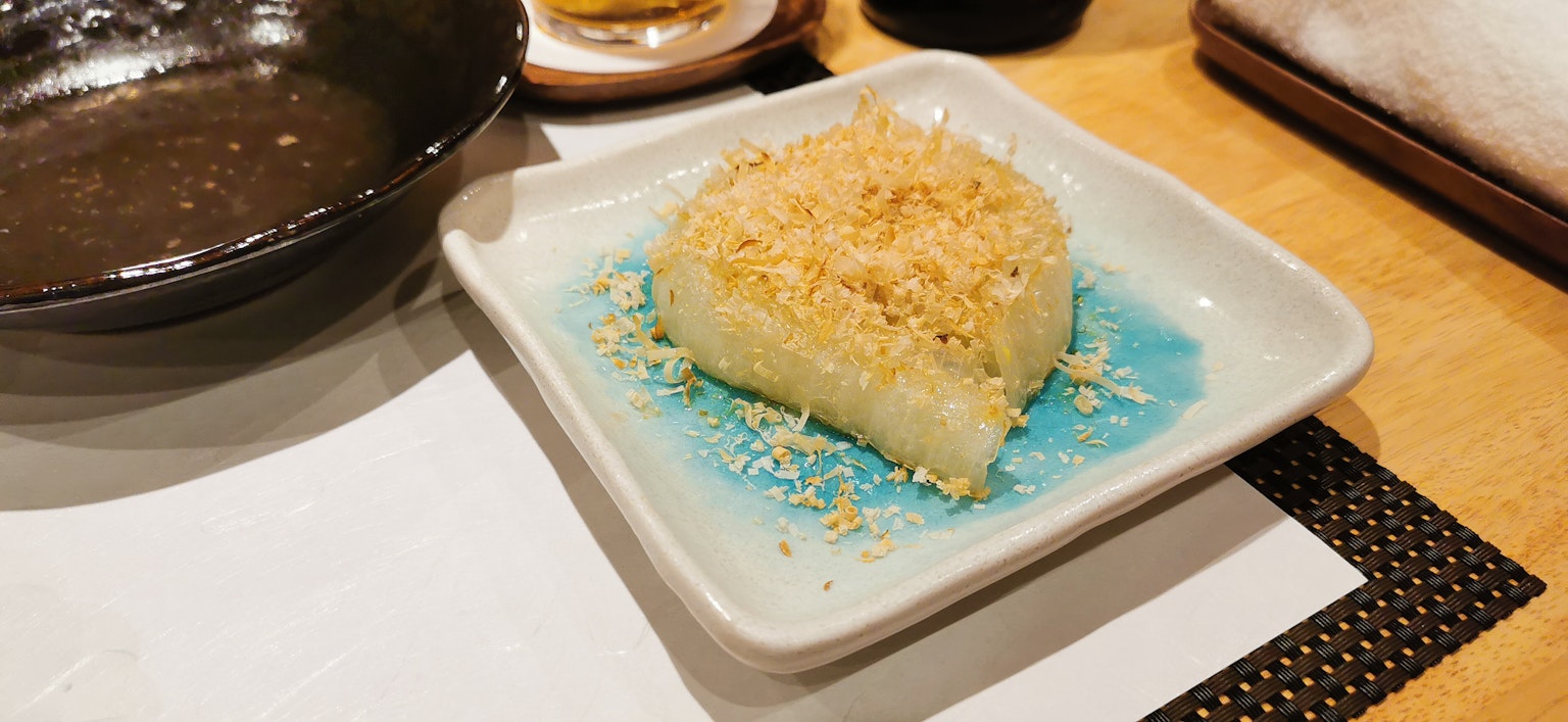 Torta di riso fritta servita su un piatto blu