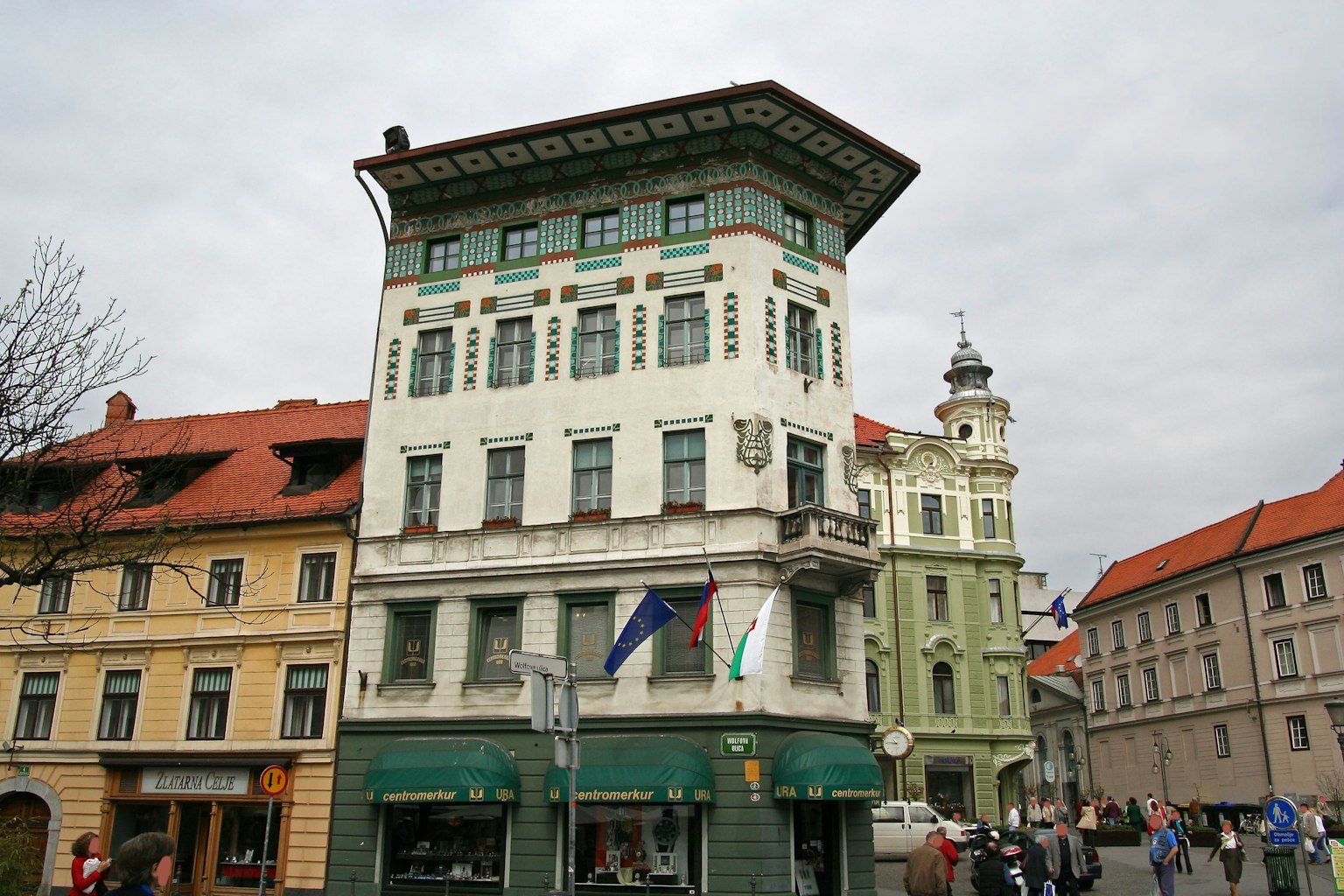 Mặt tiền độc đáo của một tòa nhà ở Ljubljana Slovenia