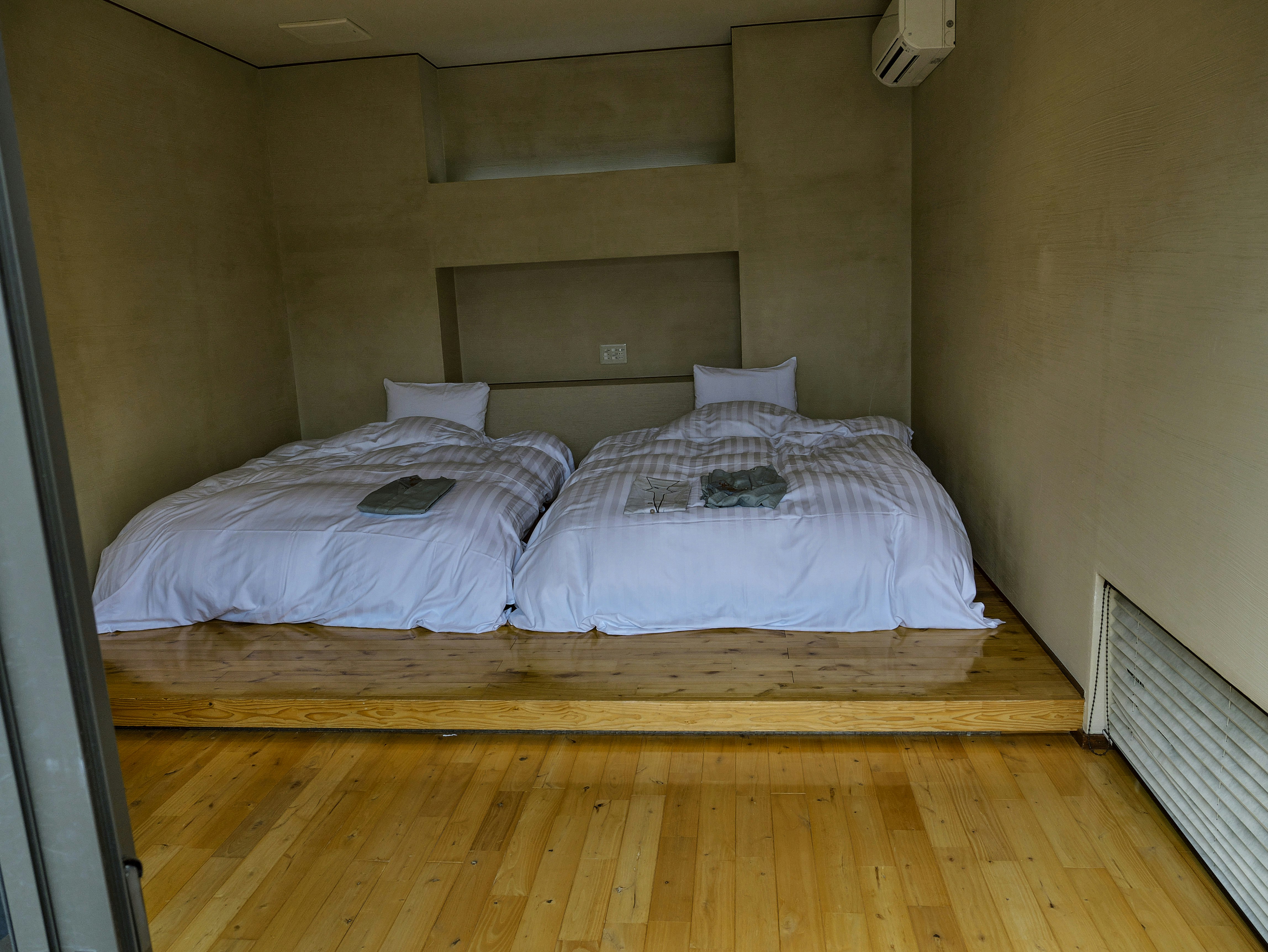 interior kamar tidur minimalis dengan dua tempat tidur