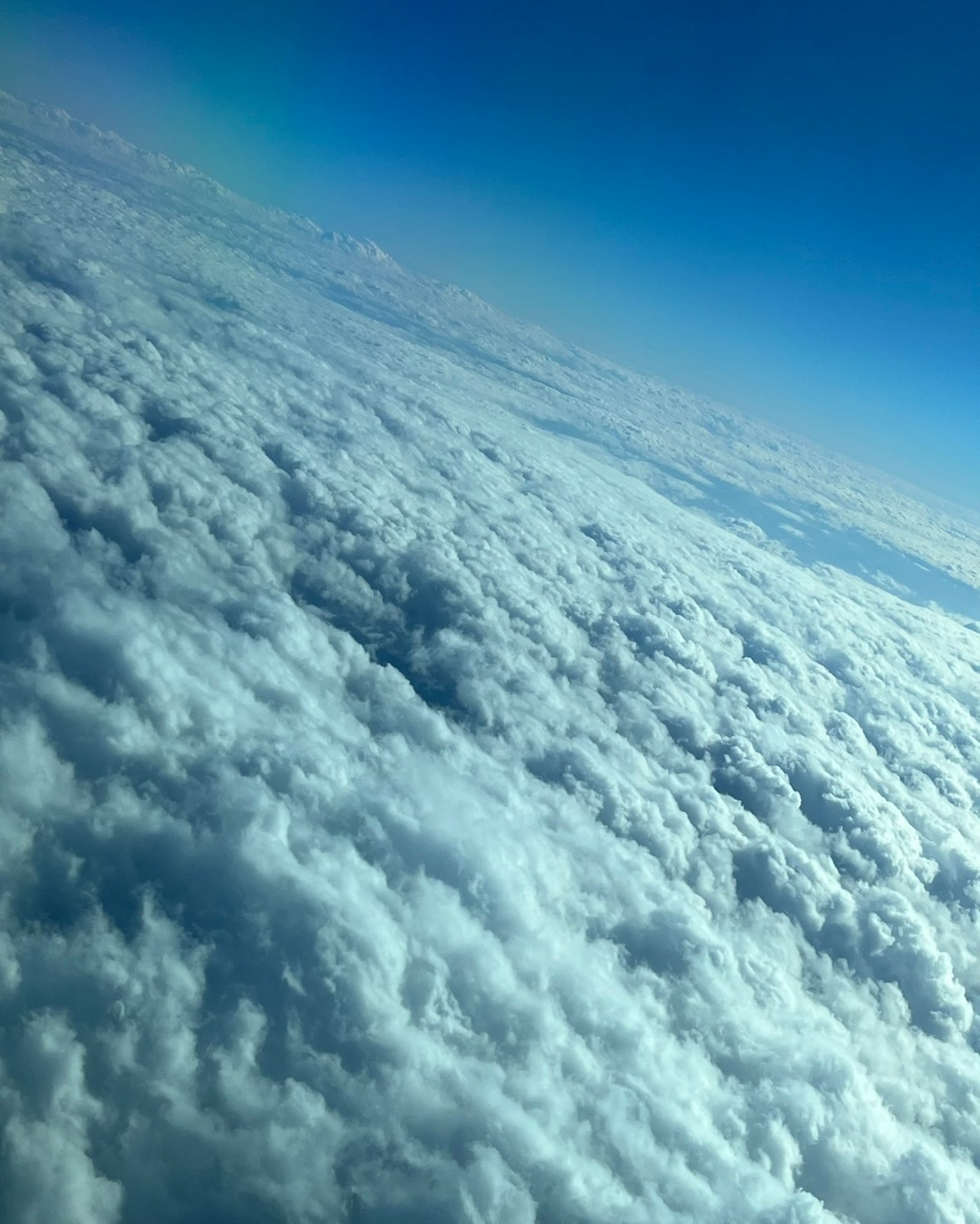 飛機上看到的雲層藍天和白雲