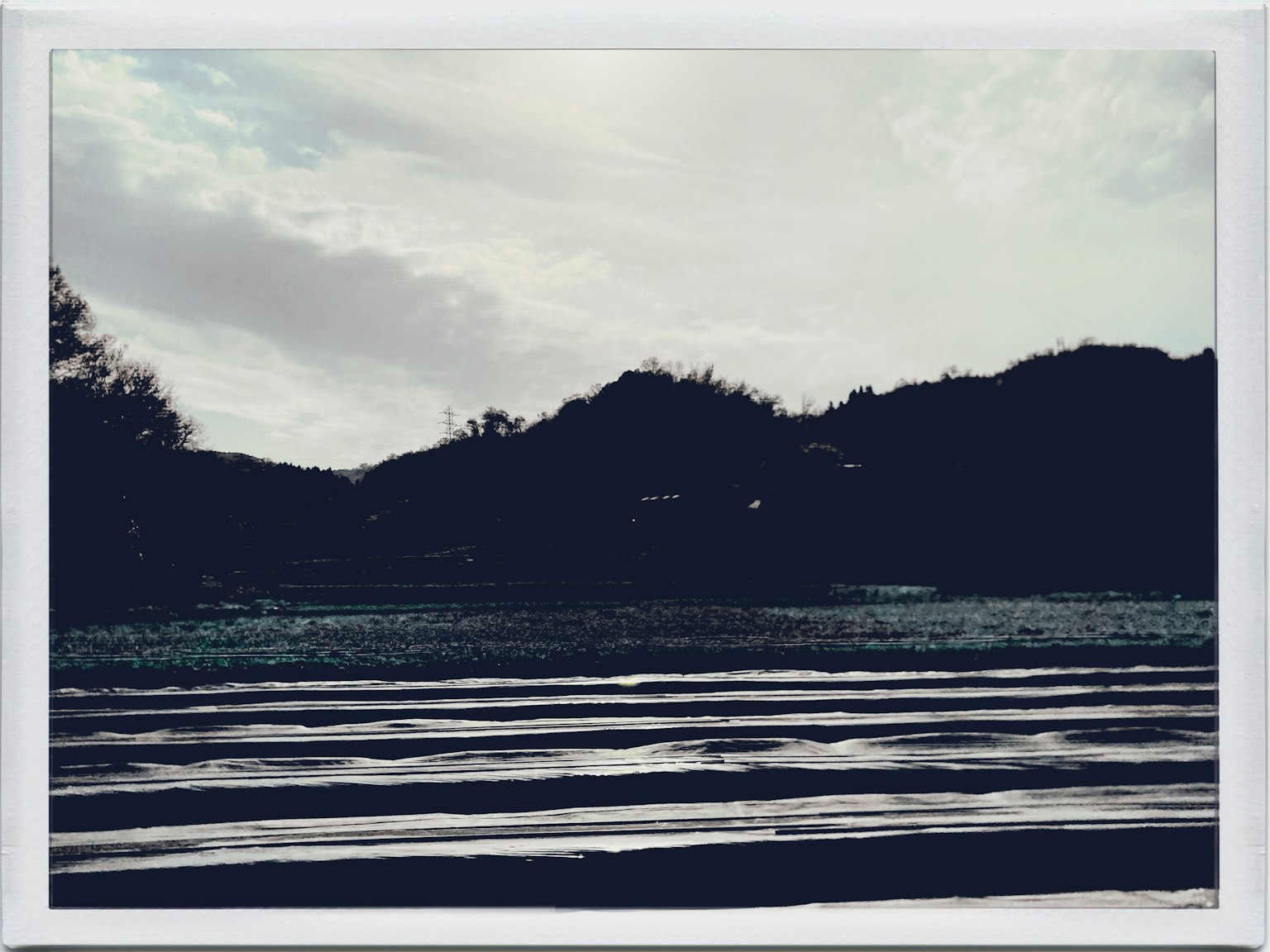 有陰雲和寧靜水面的風景
