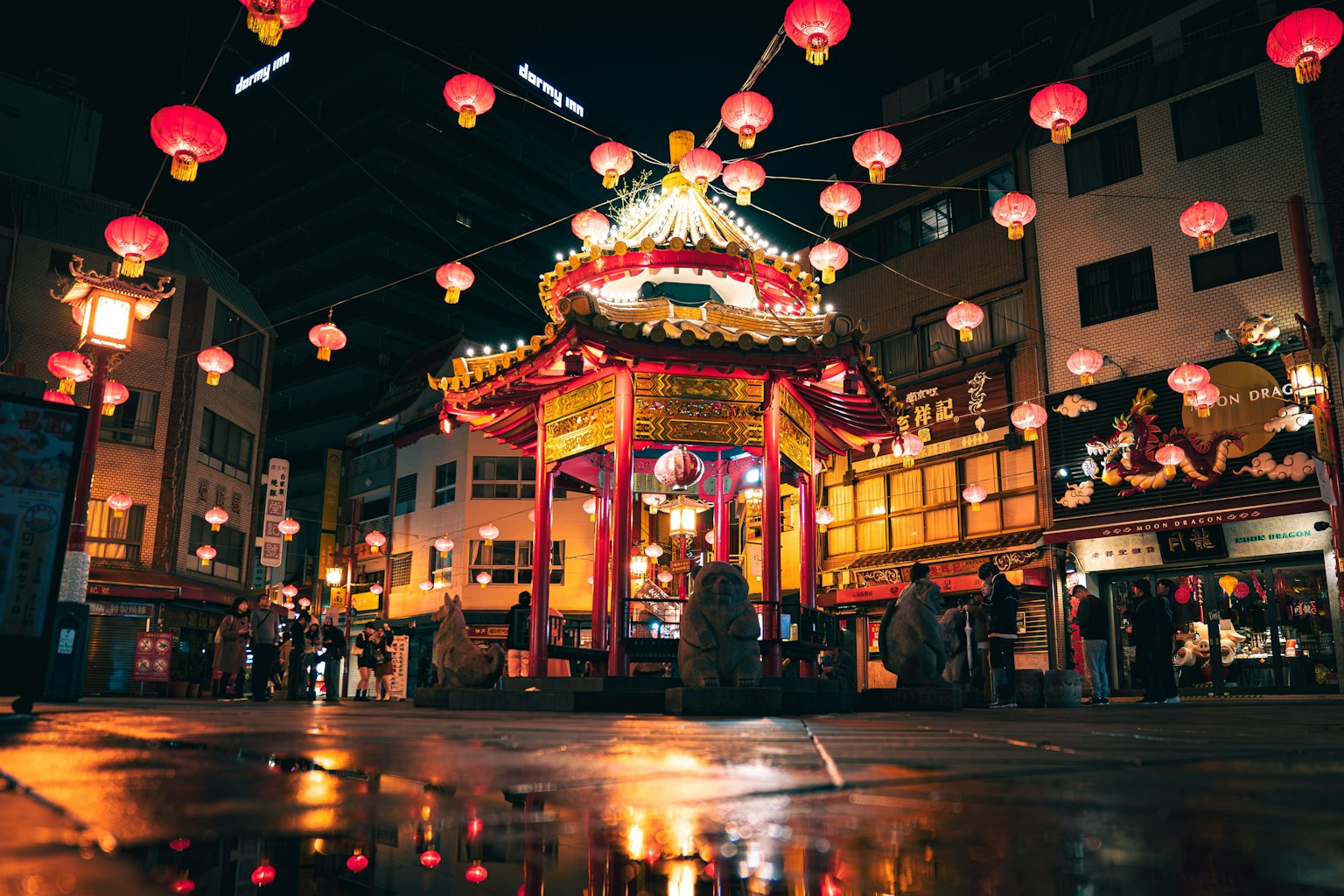 Pavillon dans le Chinatown illuminé par des lanternes rouges la nuit