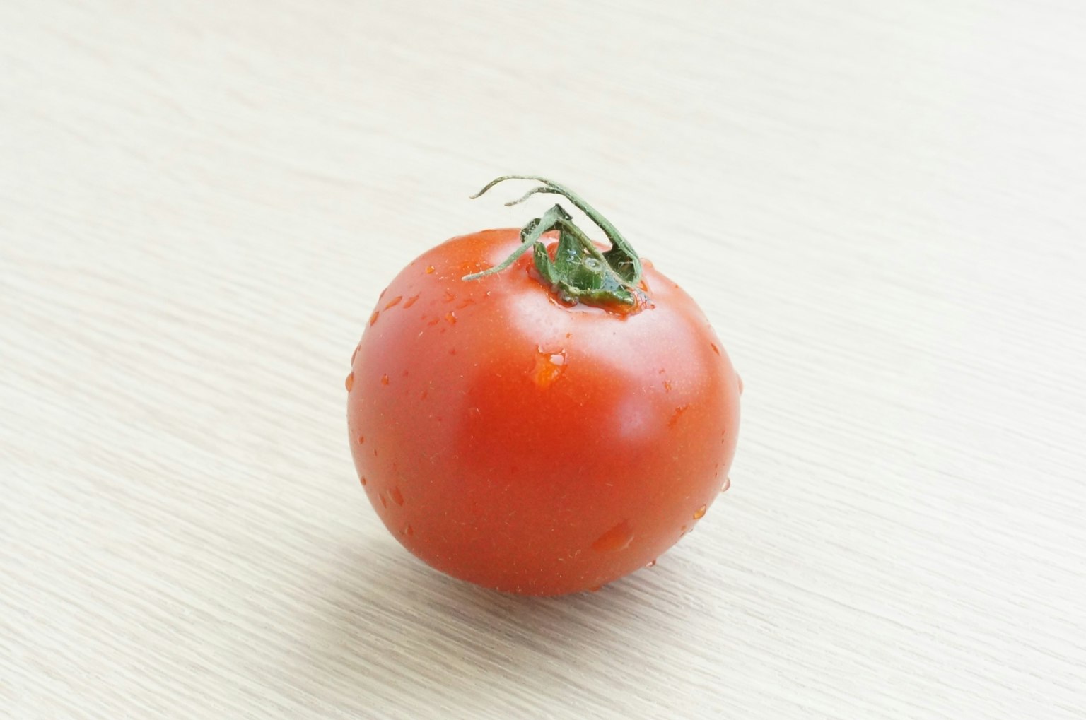 밝은 배경 위에 있는 신선한 빨간 토마토