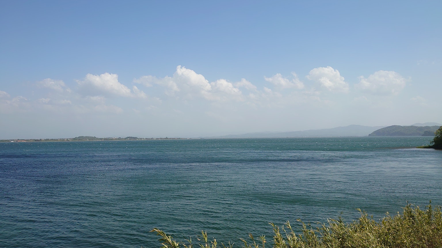 美麗的藍色海洋和天空，白雲漂浮