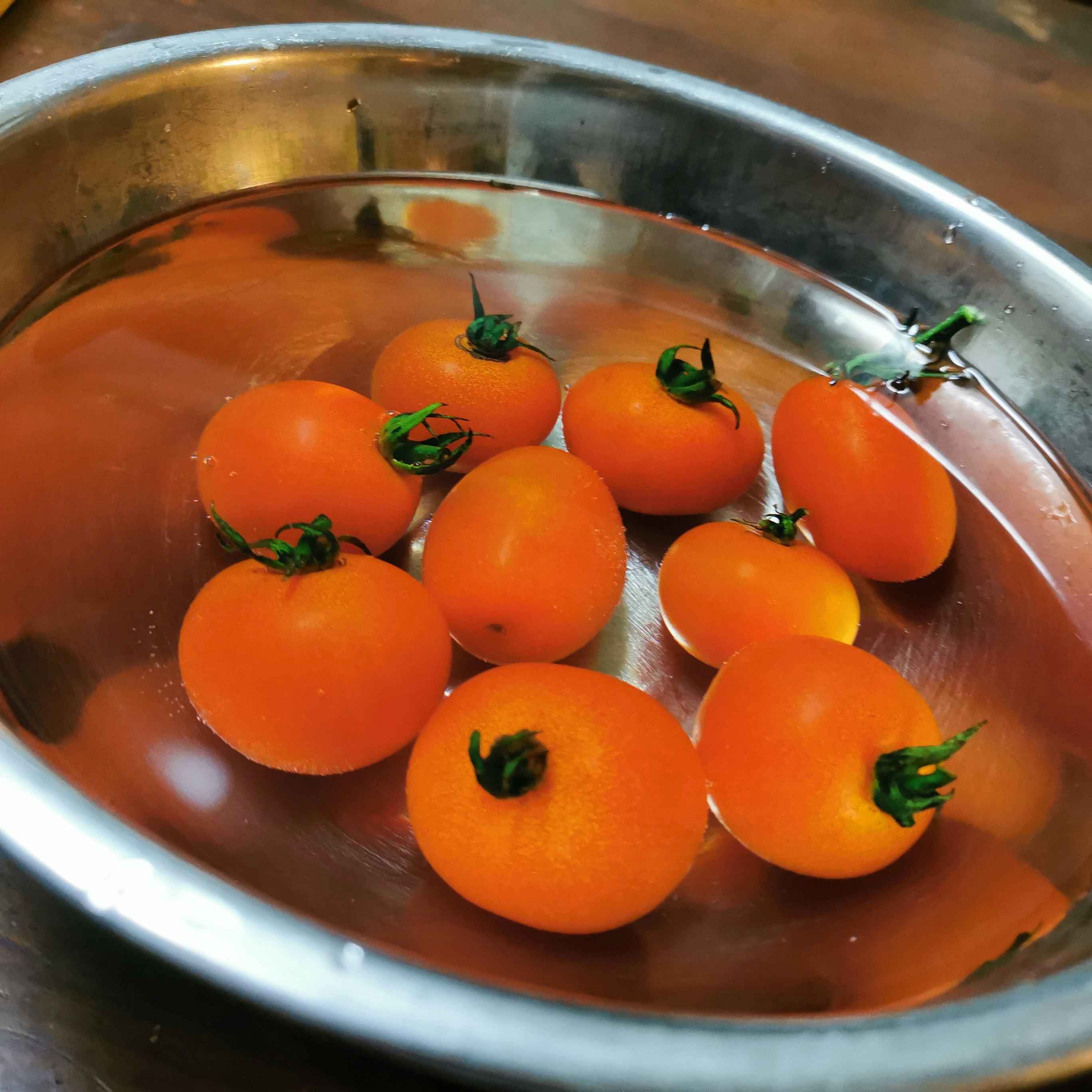 水碗裡漂浮的迷你番茄