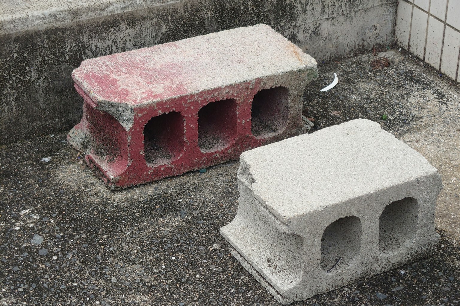 Bloques de concreto rojos y grises están colocados uno al lado del otro