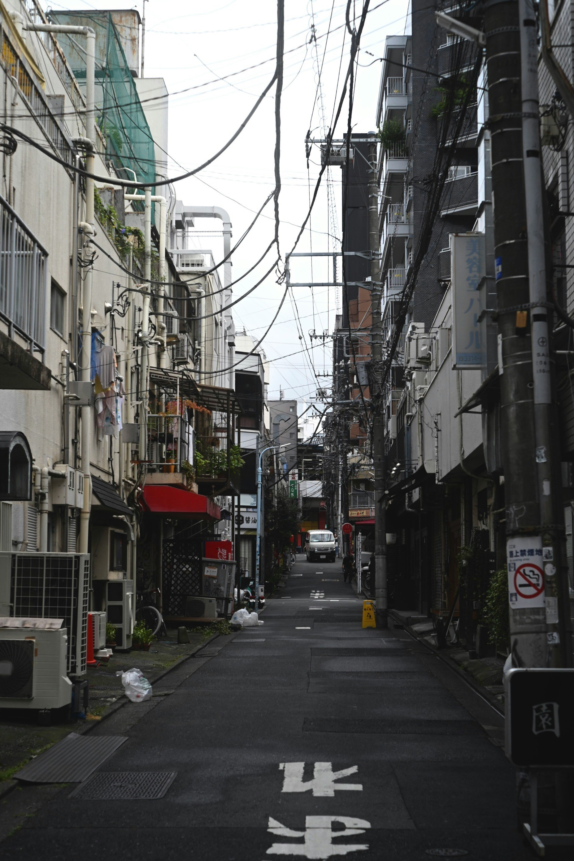 高円寺の路地に並ぶ建物と電線のある商店街の通り