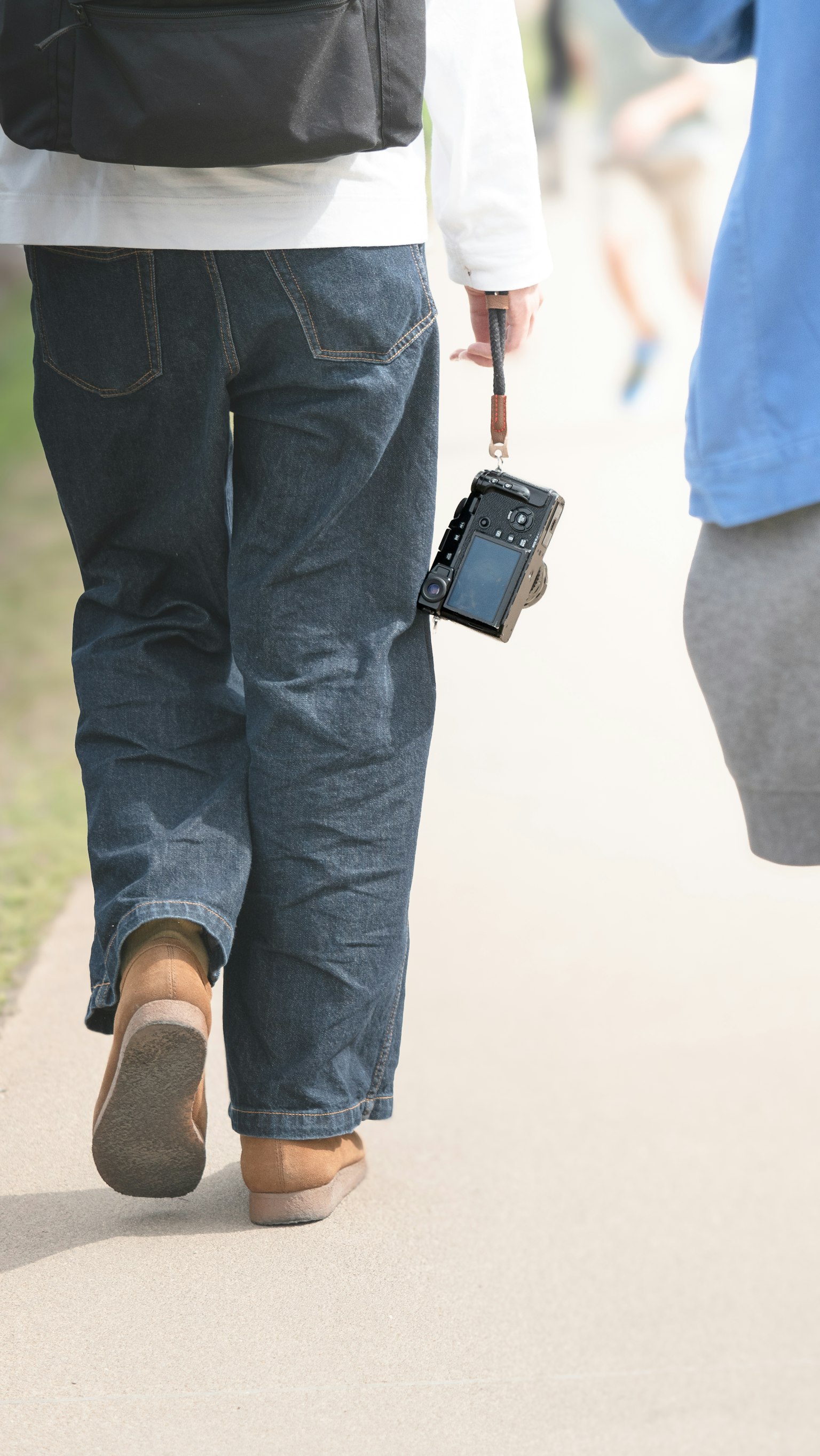 Personne marchant avec un appareil photo à la main