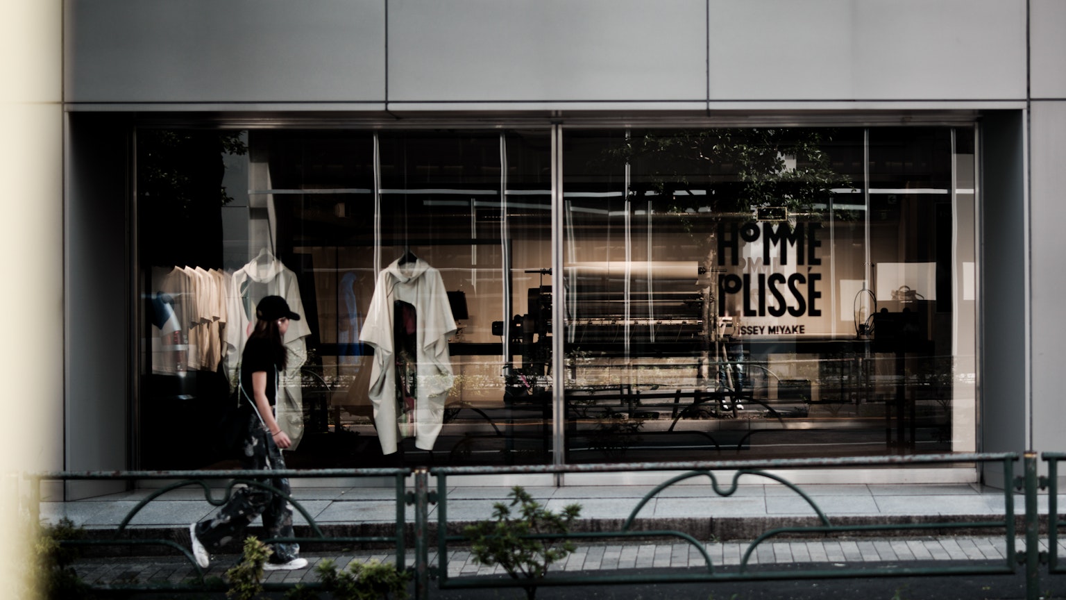 Vitrine de magasin avec des vêtements exposés et le panneau LA RUSSE