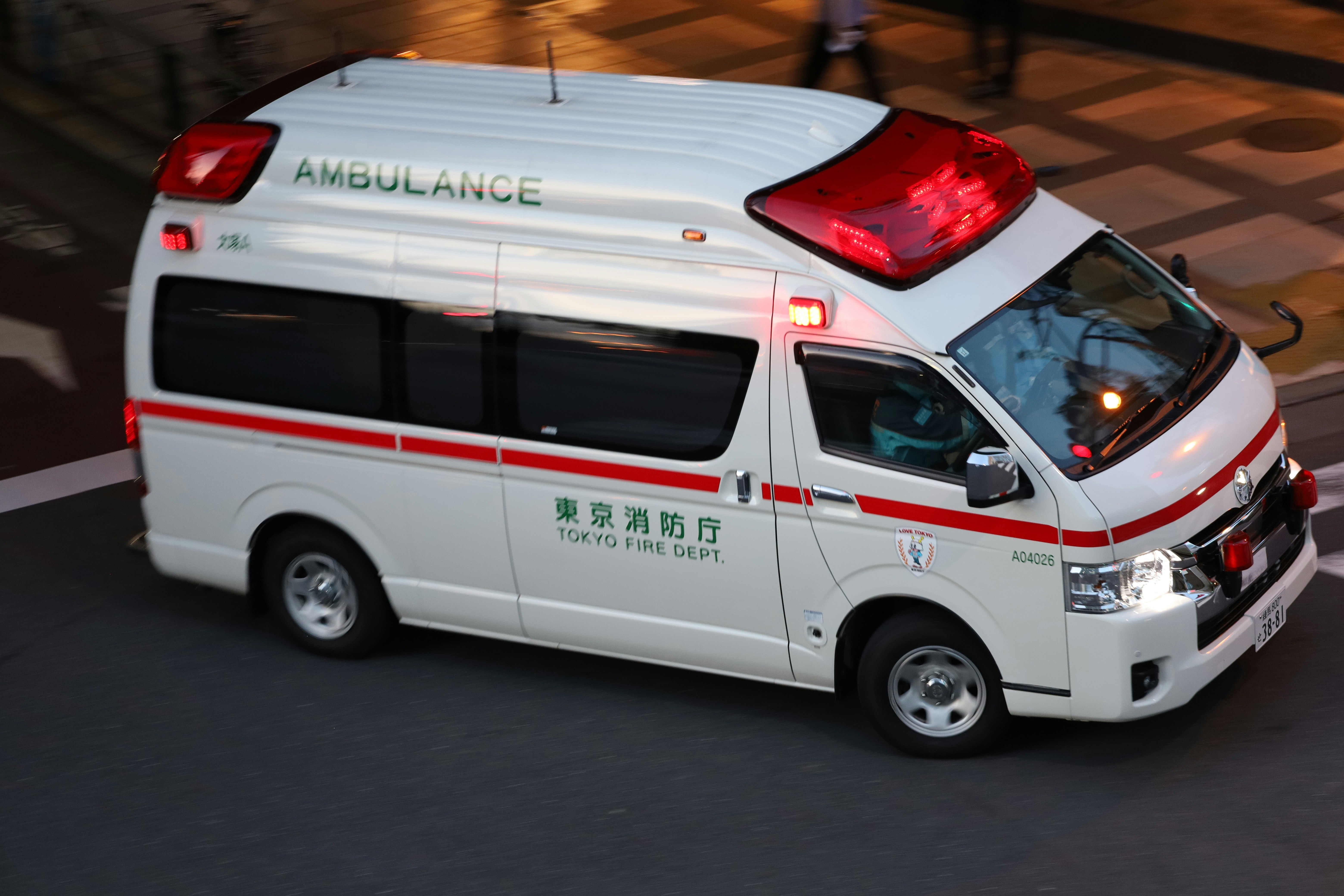 救急車の側面と「AMBULANCE」表記が見える車両
