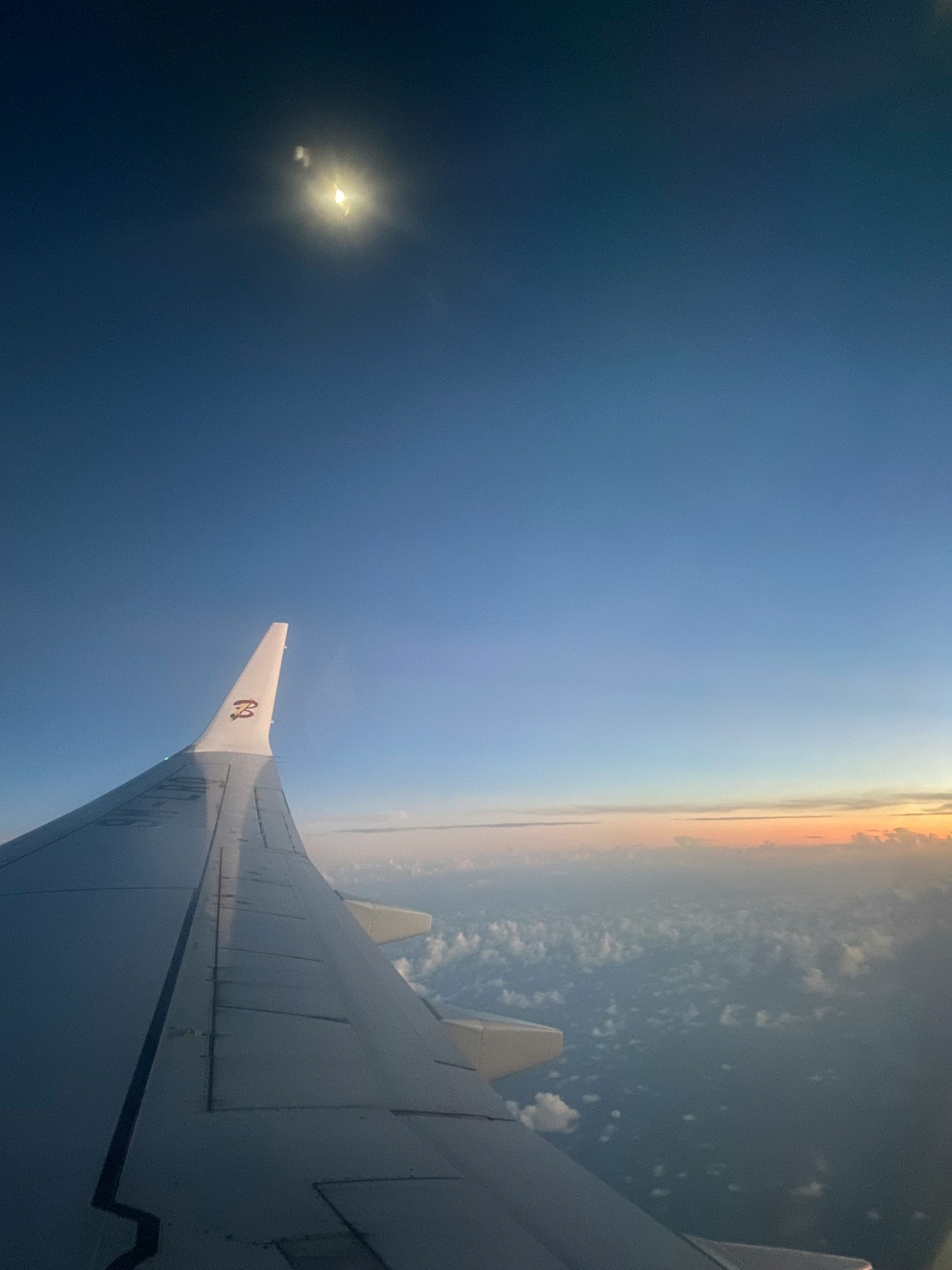 飛機翼與藍天景觀 雲朵和日落輪廓