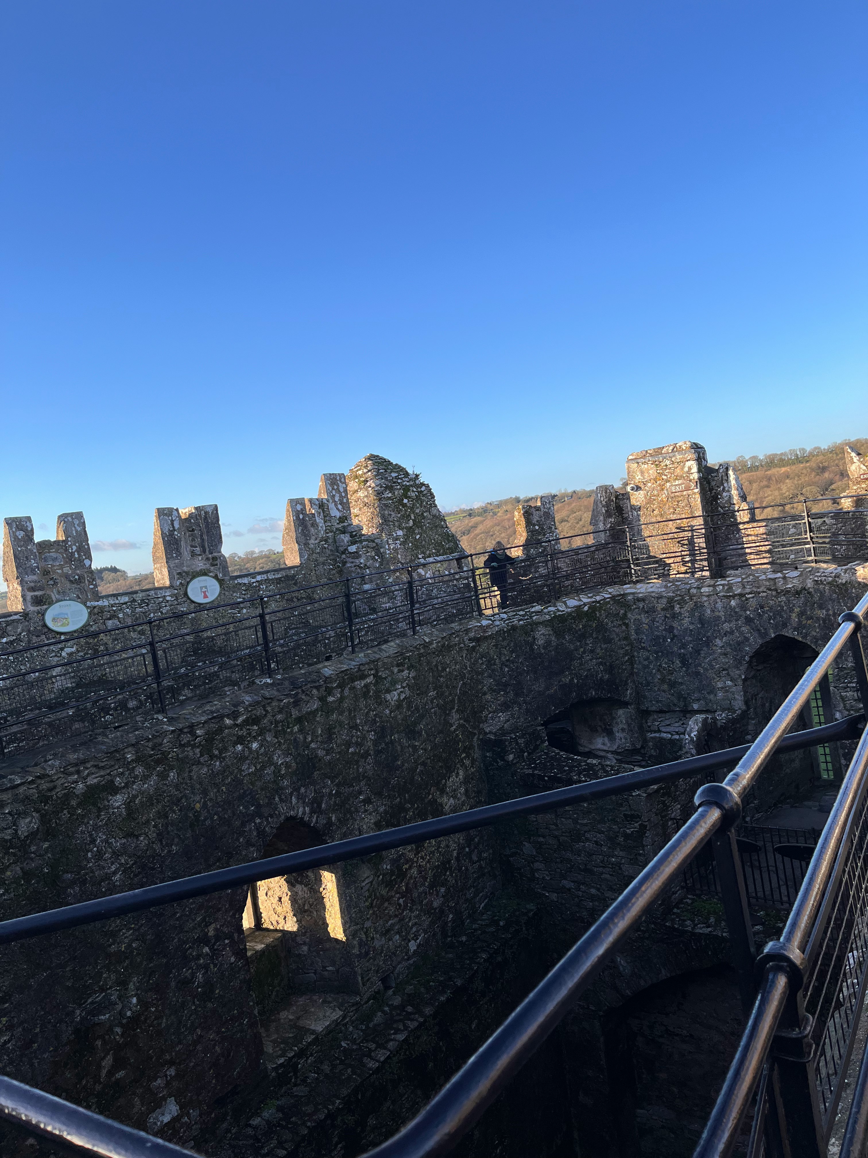 Burgruine mit steinernen Mauern und Aussichtsgang