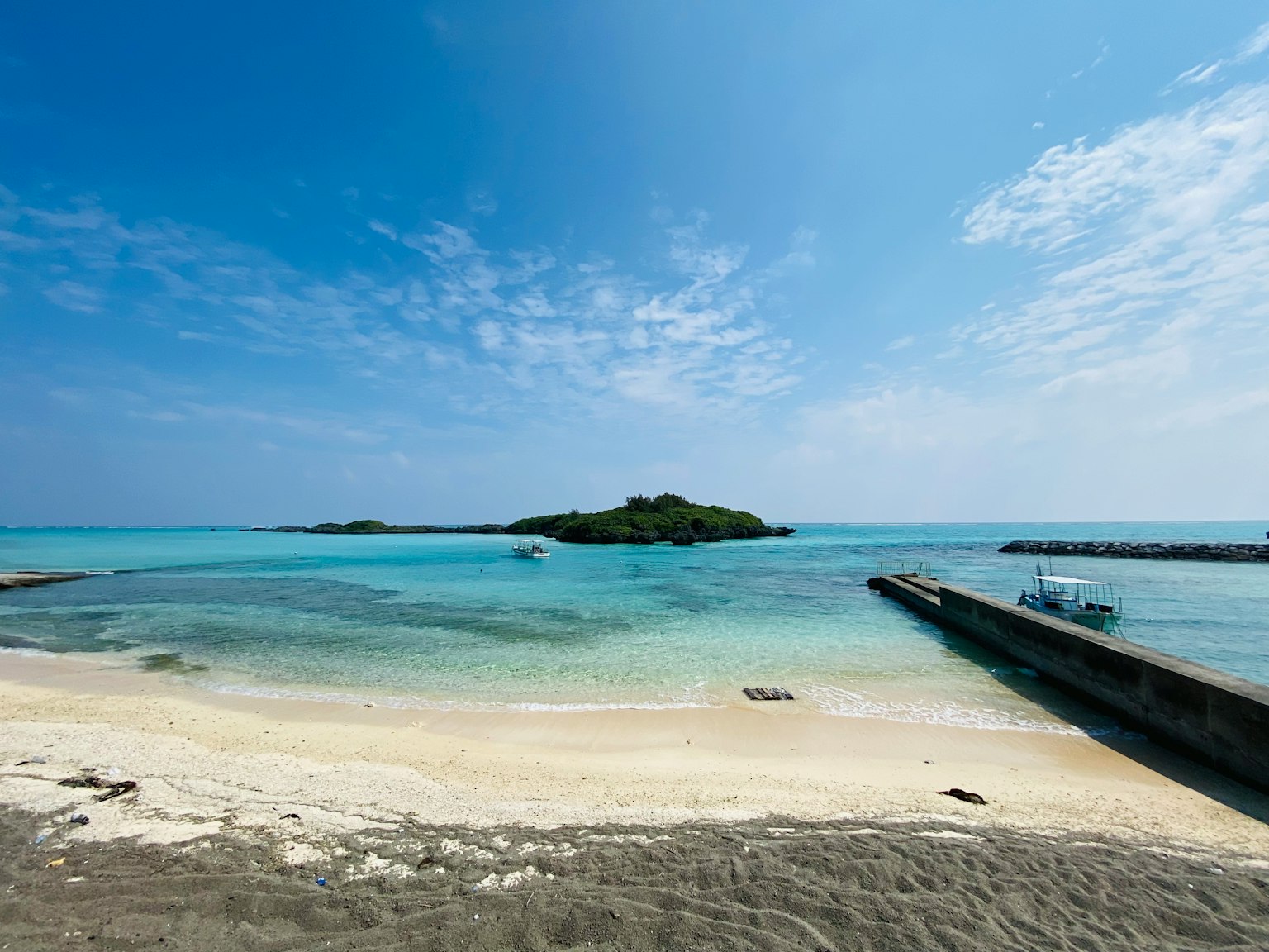 美丽的海滩景观，蓝色海洋和白色沙滩