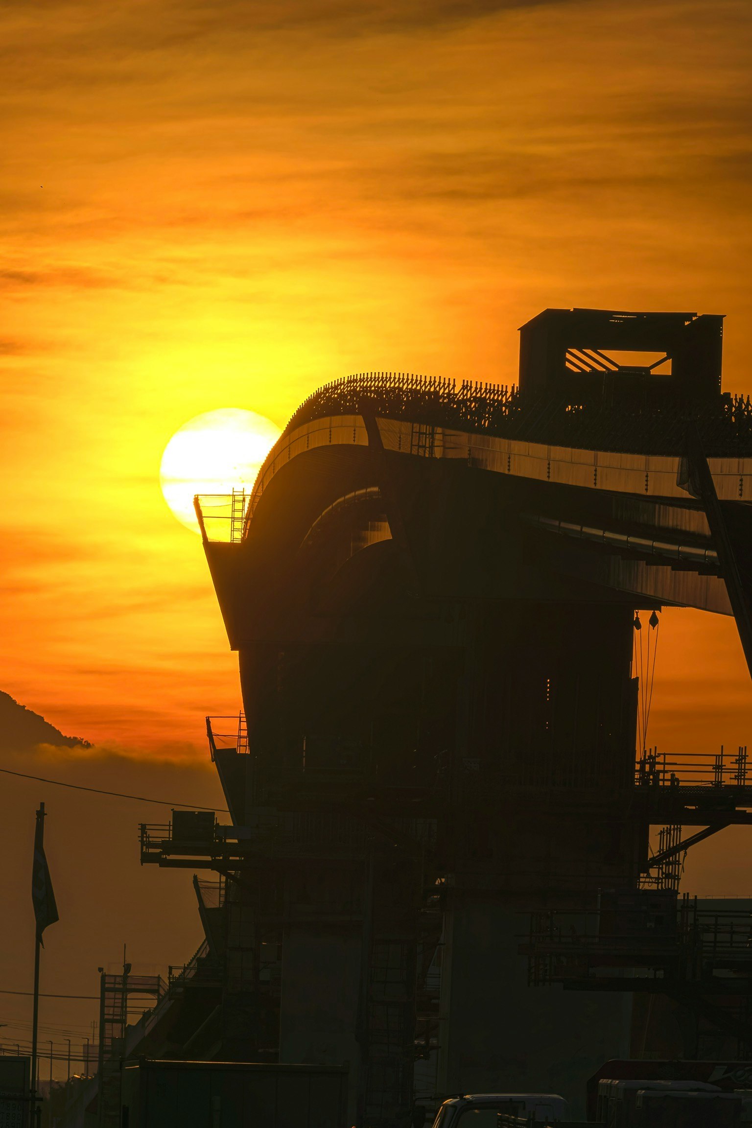 Silhouette d'un bâtiment contre le coucher de soleil
