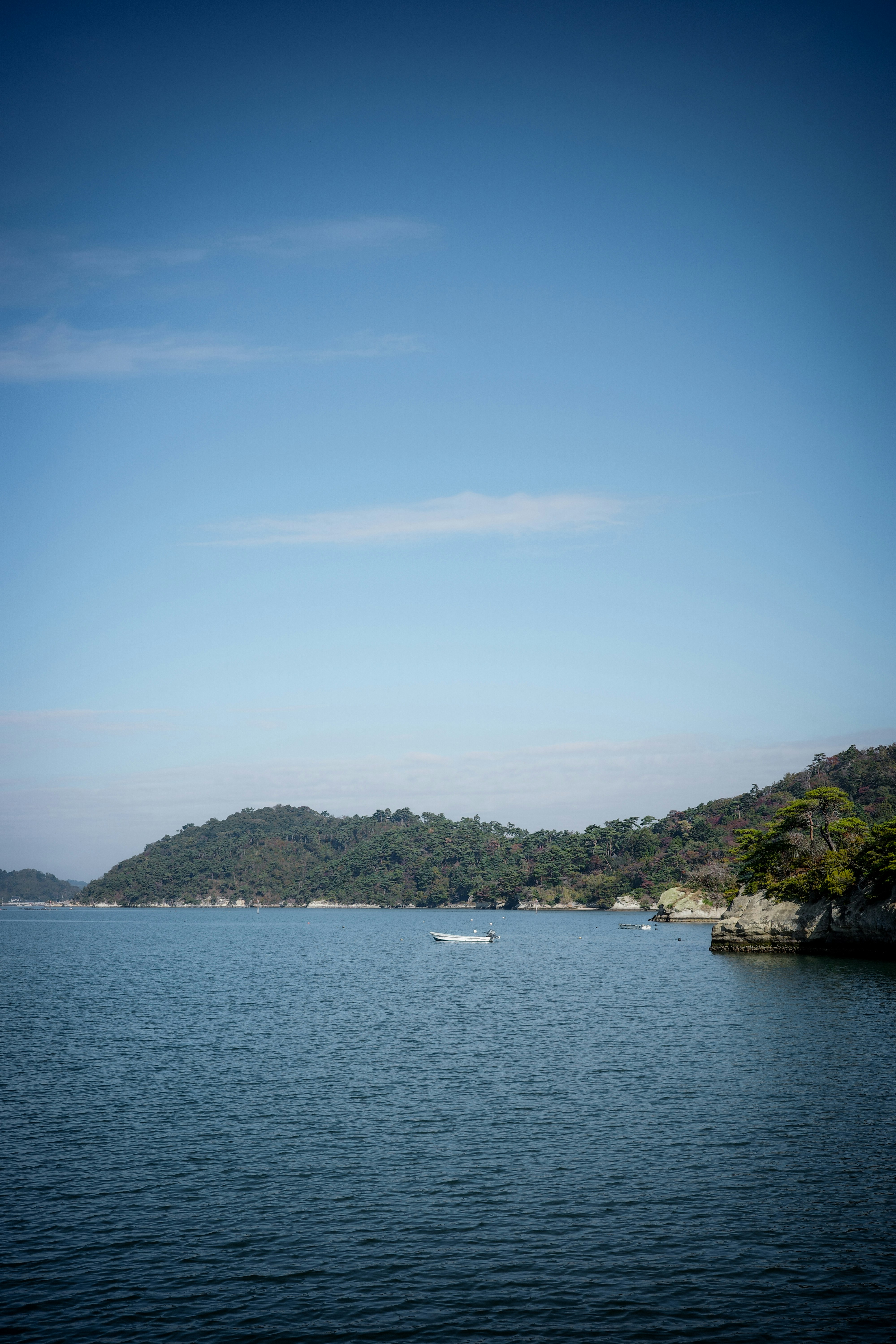 穏やかな海と岬のある海岸風景