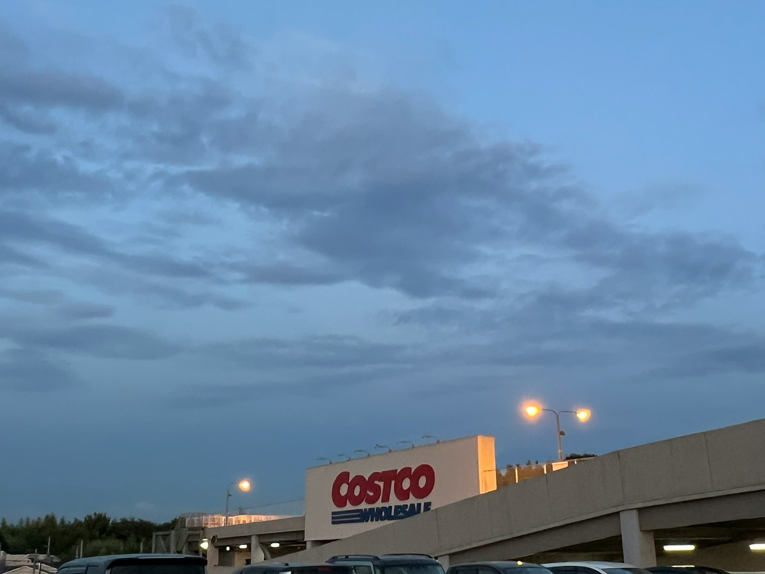Costco标志与傍晚天空和云朵