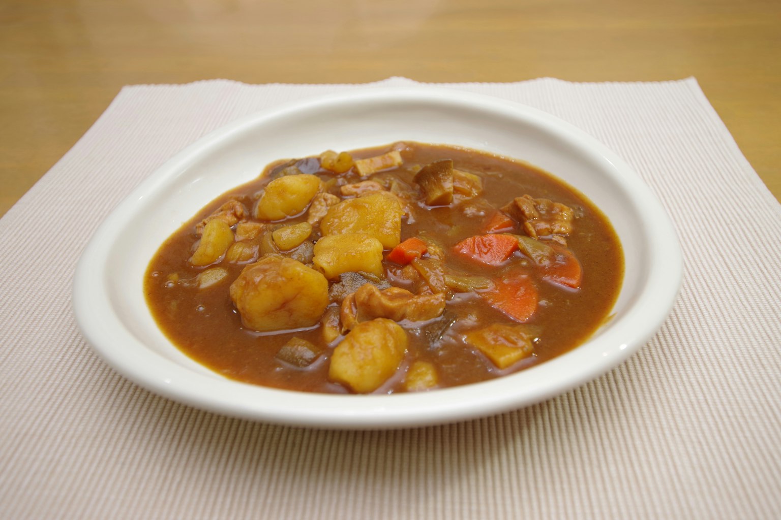 Un plat de ragoût de pommes de terre et de viande dans un bol blanc