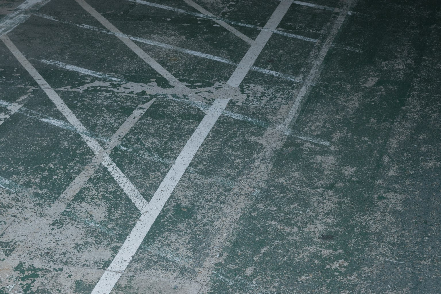 Surface de parking sale avec des lignes blanches visibles
