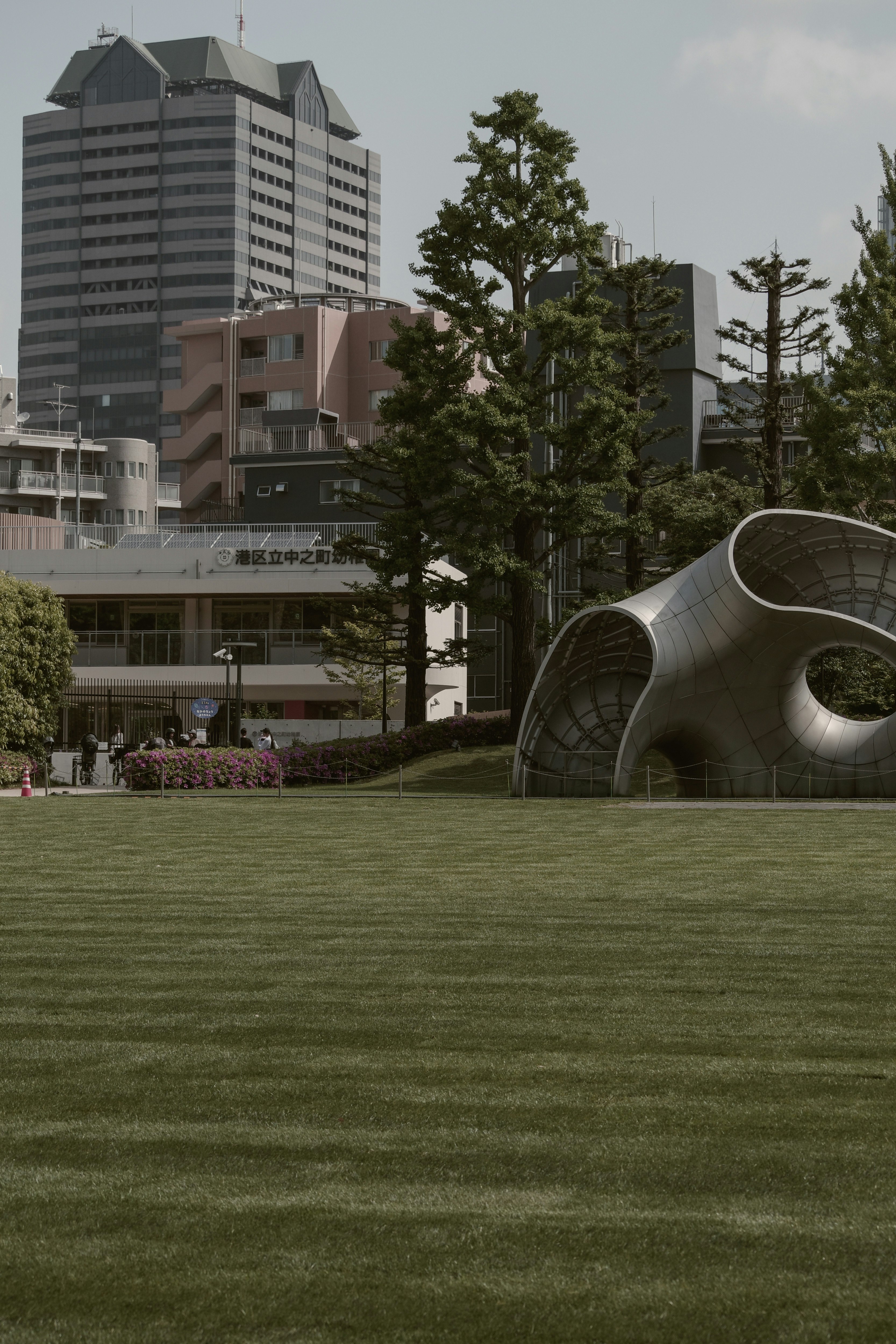 芝生広場と都市風景