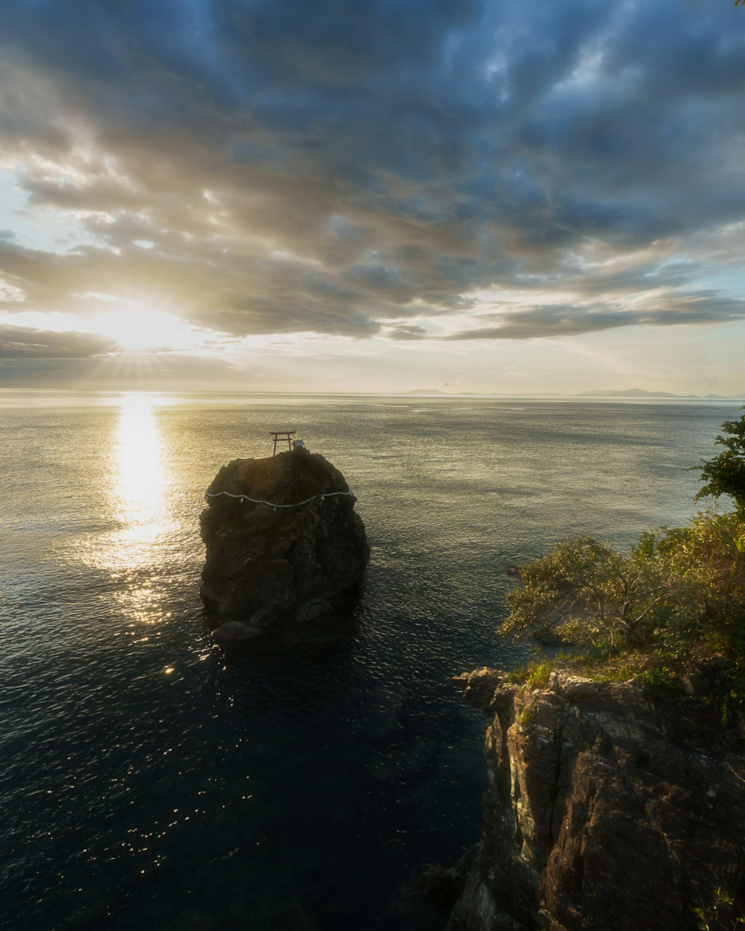 海中岩石與美麗日落的風景